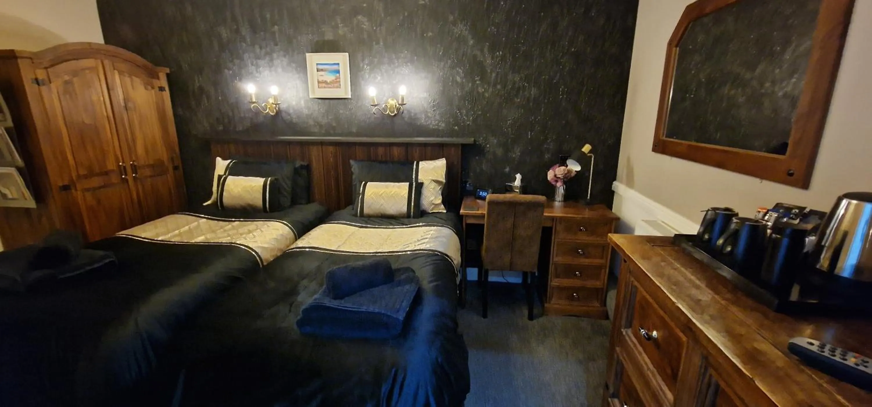 Bedroom, Bed in The Galley Of Lorne Inn