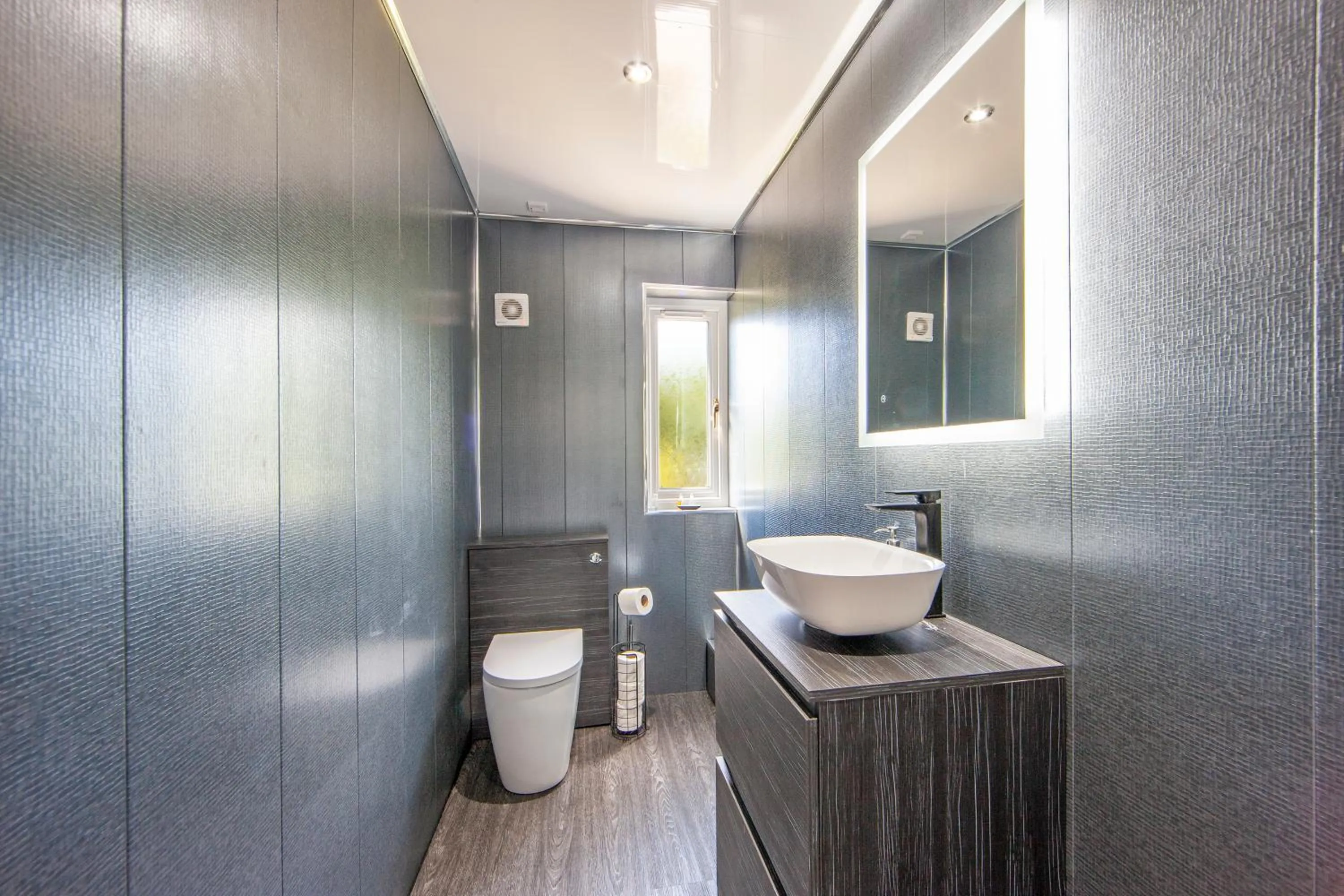 Bathroom in The Galley Of Lorne Inn