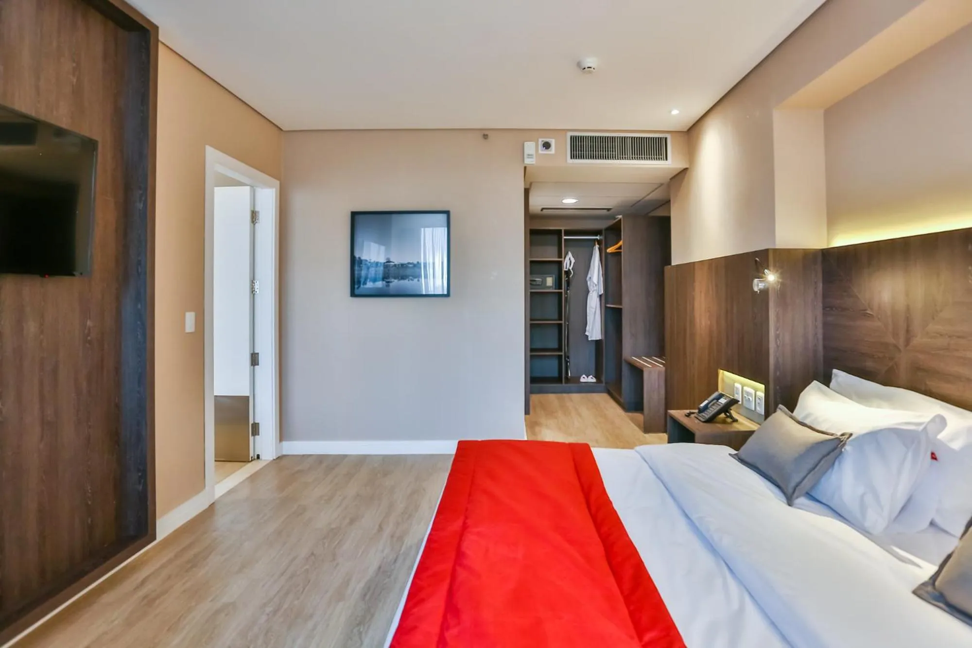 Photo of the whole room, Bed in Transamerica Collection Goiania