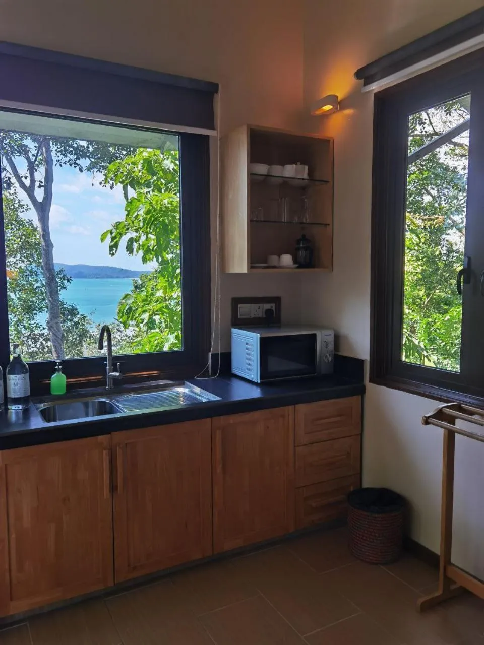 Kitchen or kitchenette in Ambong Rainforest Retreat