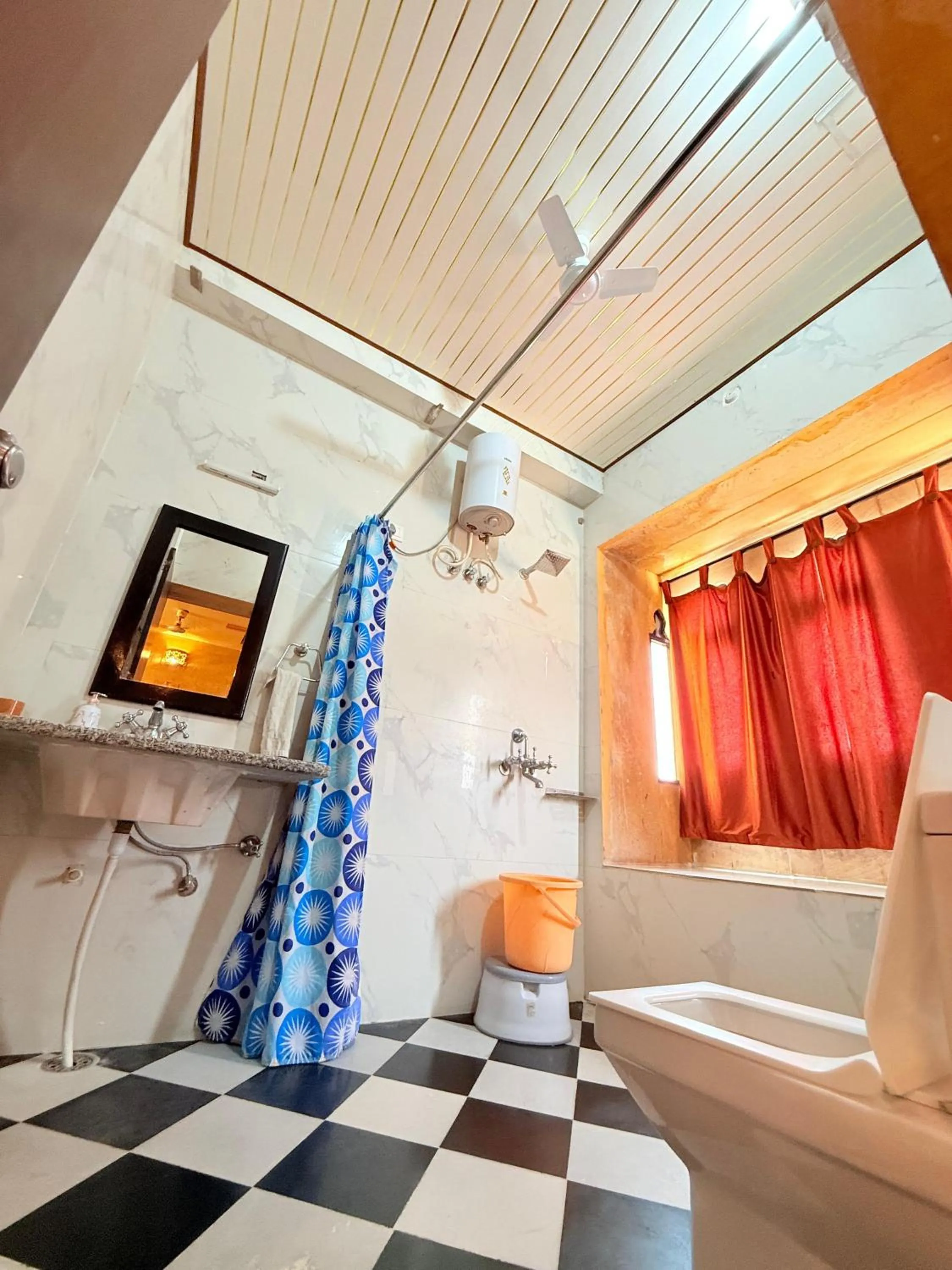 Toilet, Bed in Hotel Tokyo Palace