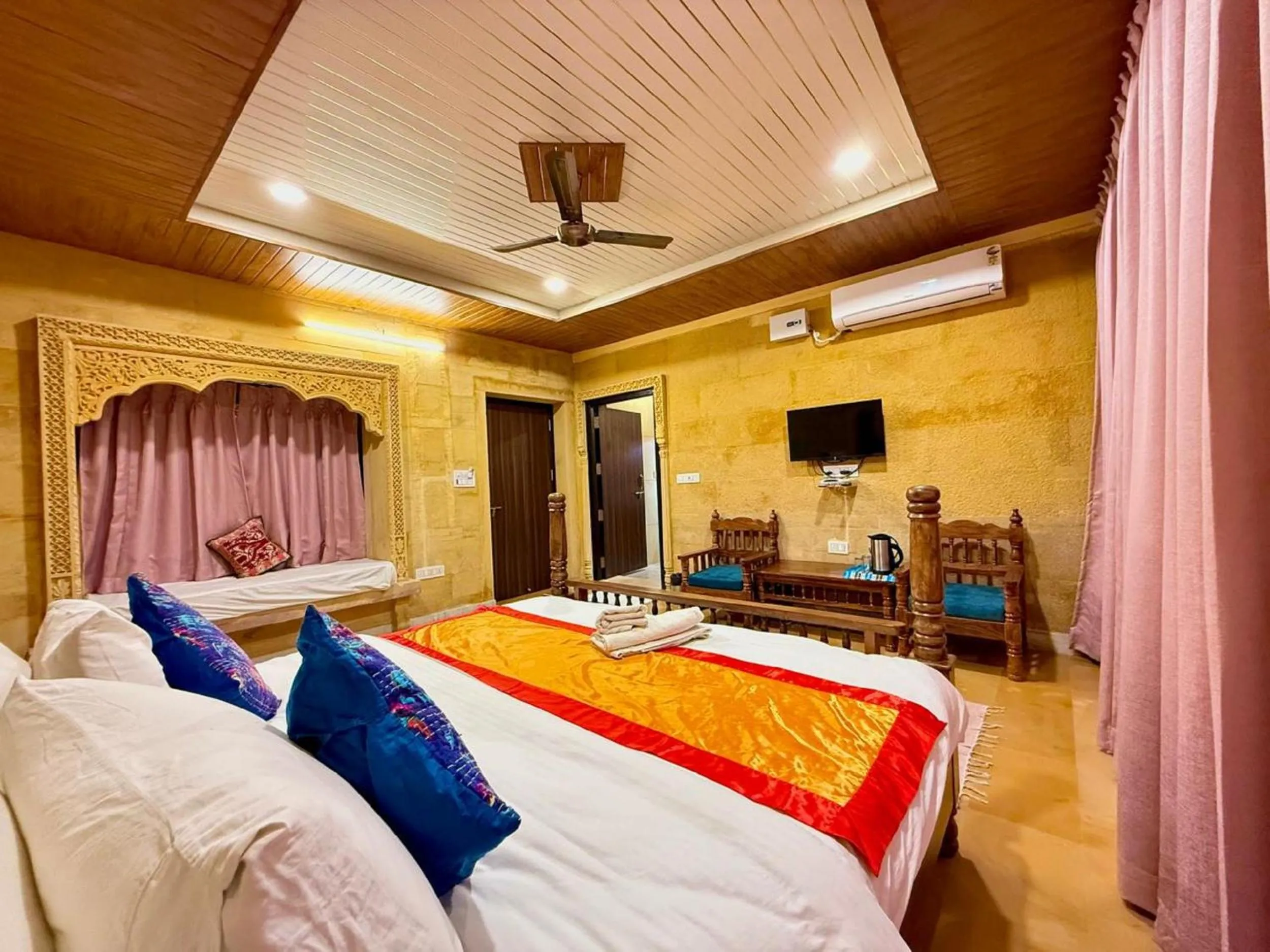 Property building, Bed in Hotel Tokyo Palace