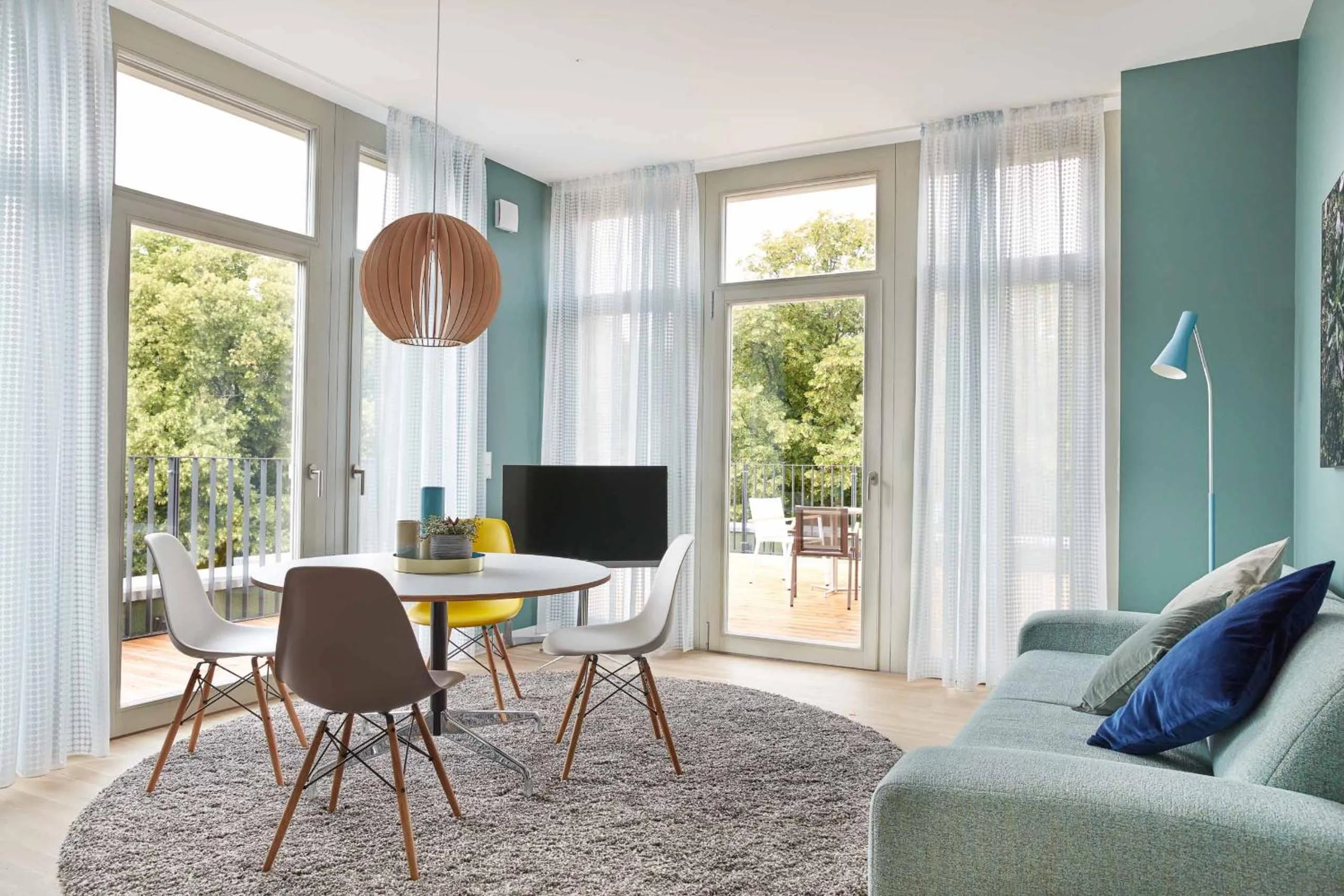 Living room in Park Penthouses Insel Eiswerder by Suite030