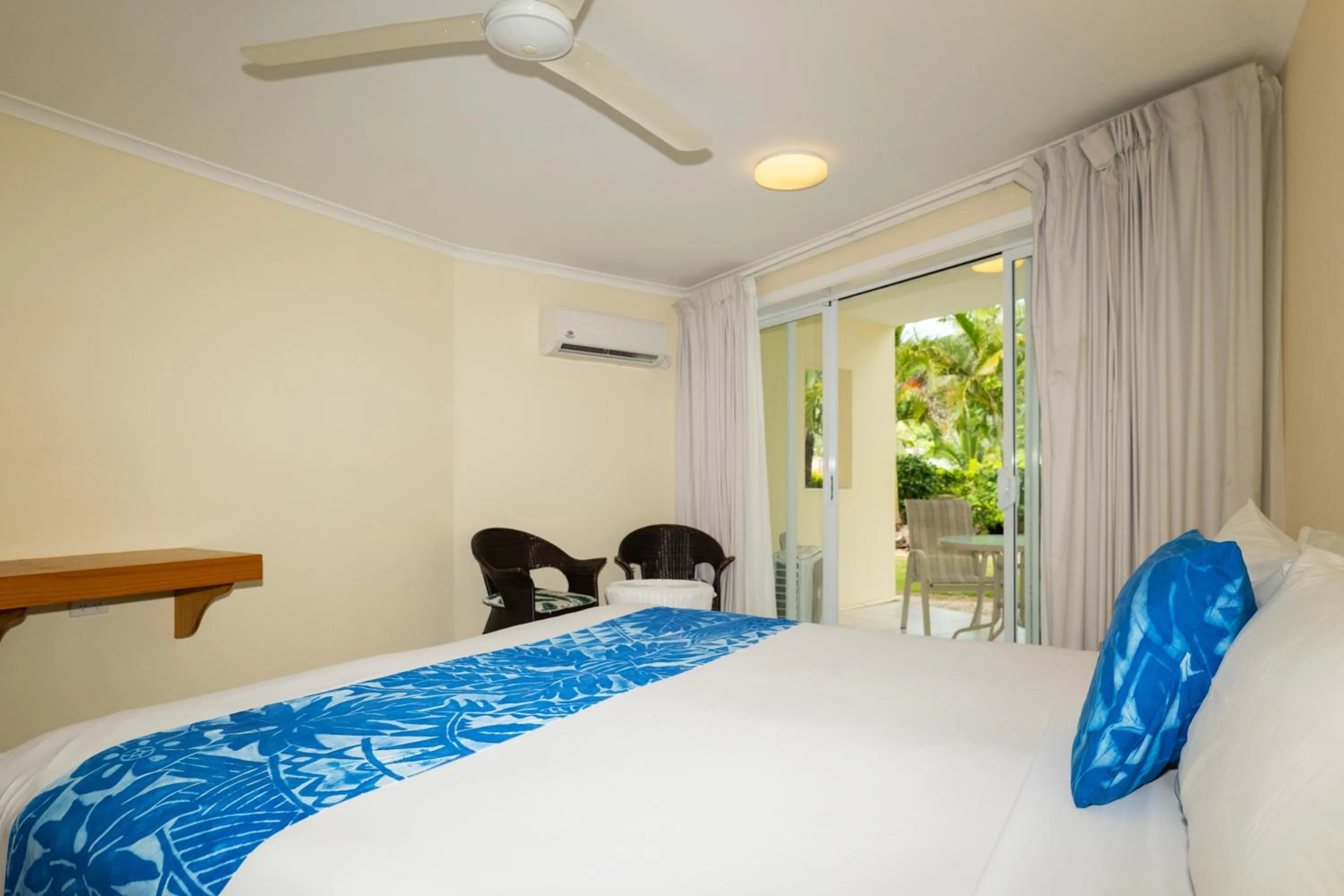 Bedroom, Bed in Club Raro Resort - Adults Only