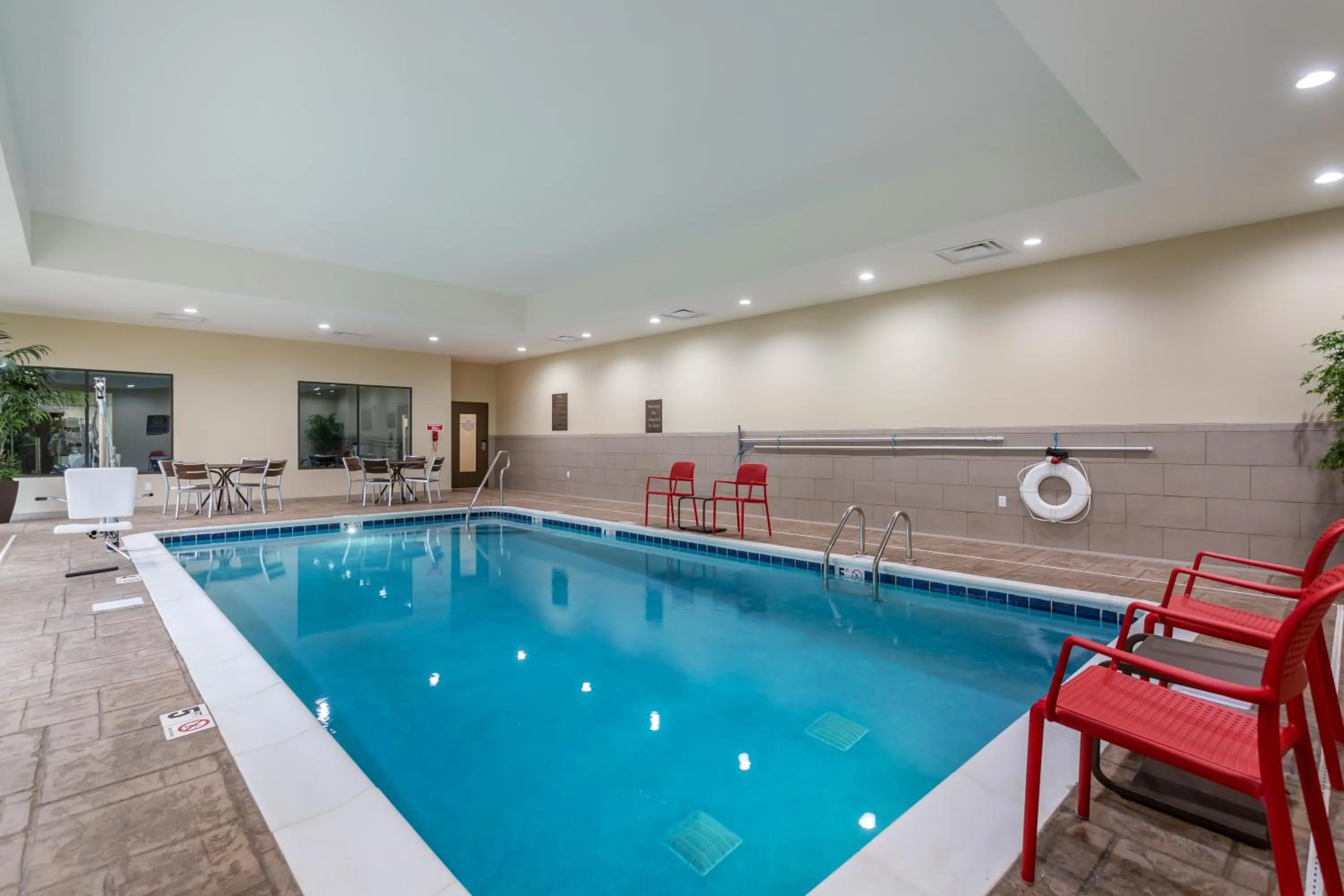 Swimming pool in Comfort Suites Bowling Green Southeast