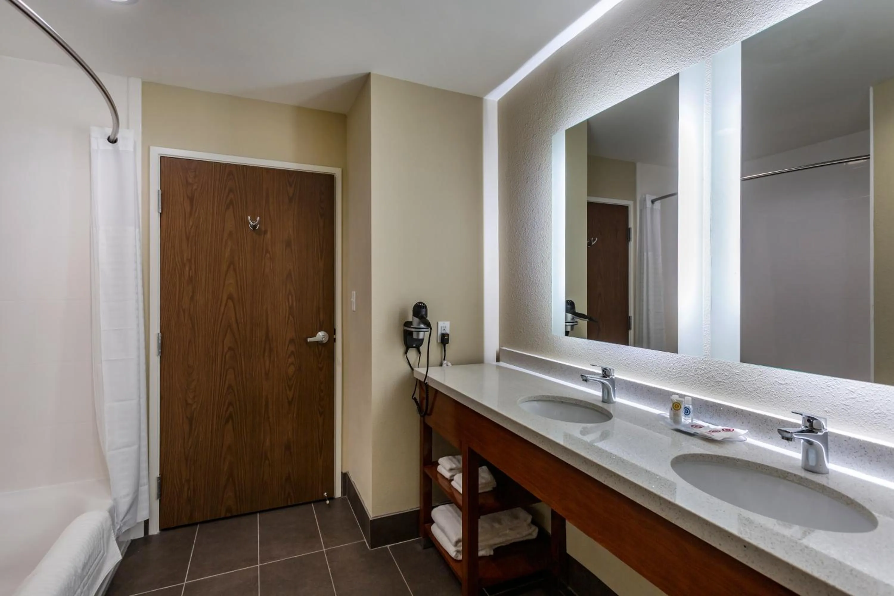 Bathroom in Comfort Suites Bowling Green Southeast