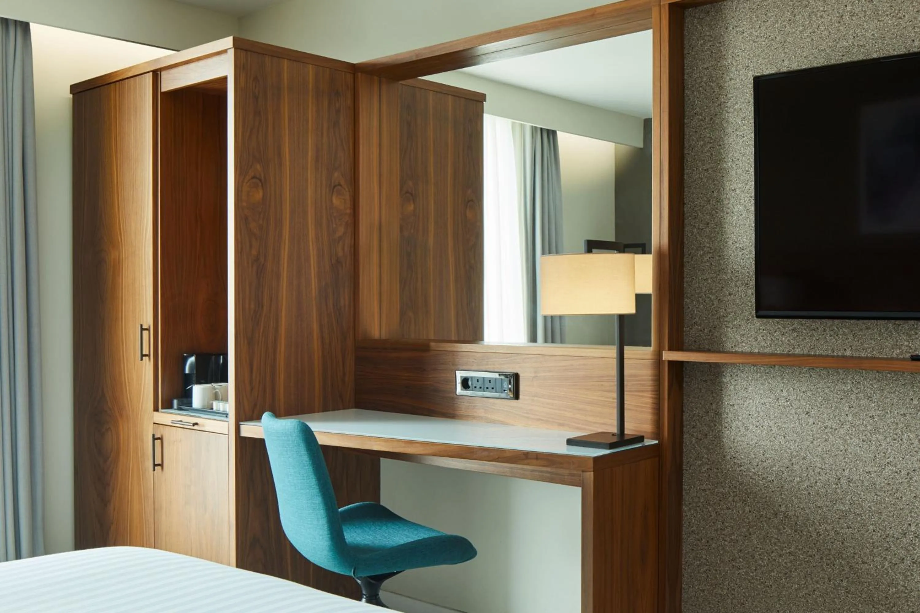 Photo of the whole room, Bed in Courtyard by Marriott London Gatwick Airport