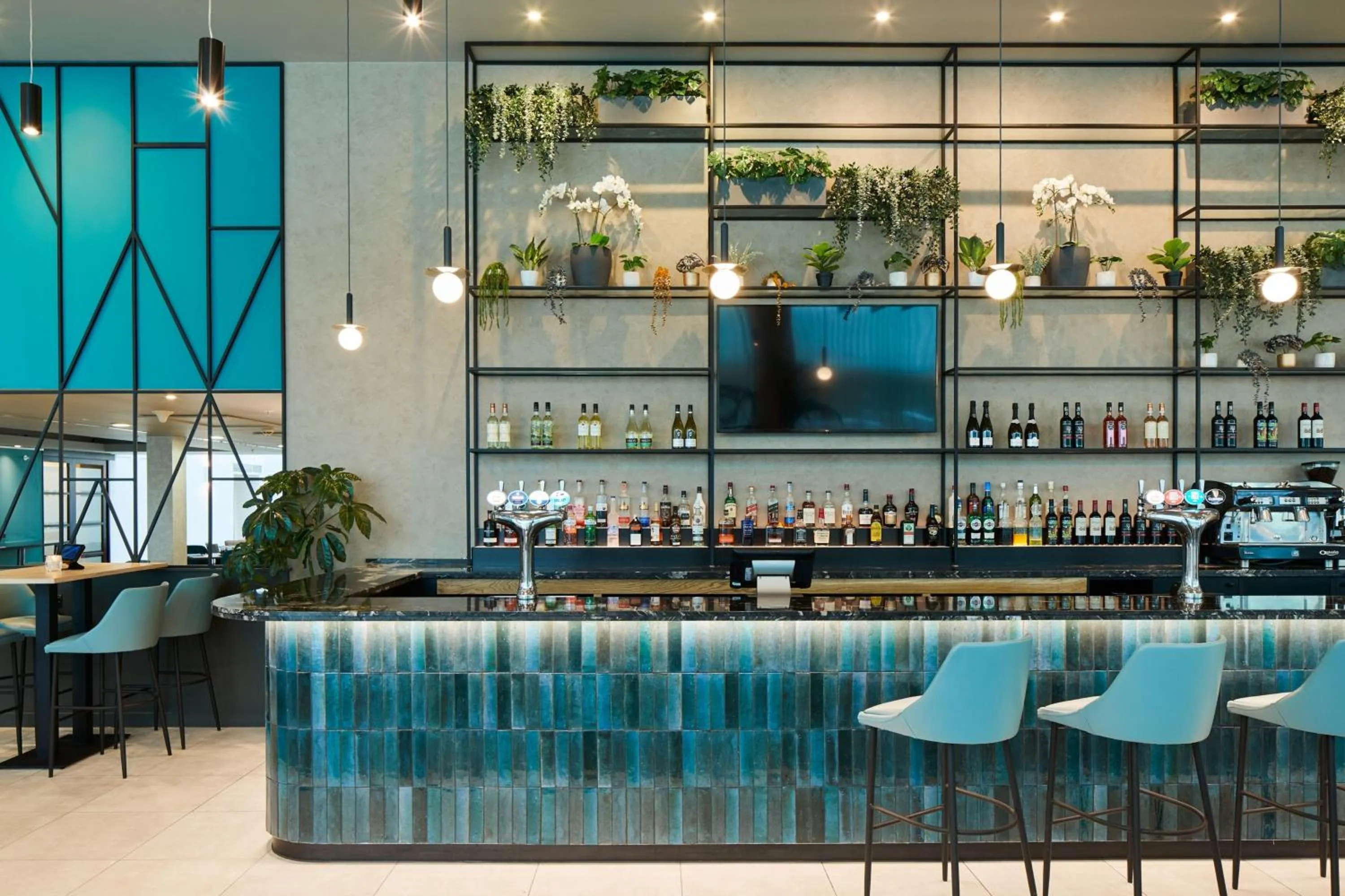 Lounge or bar in Courtyard by Marriott London Gatwick Airport