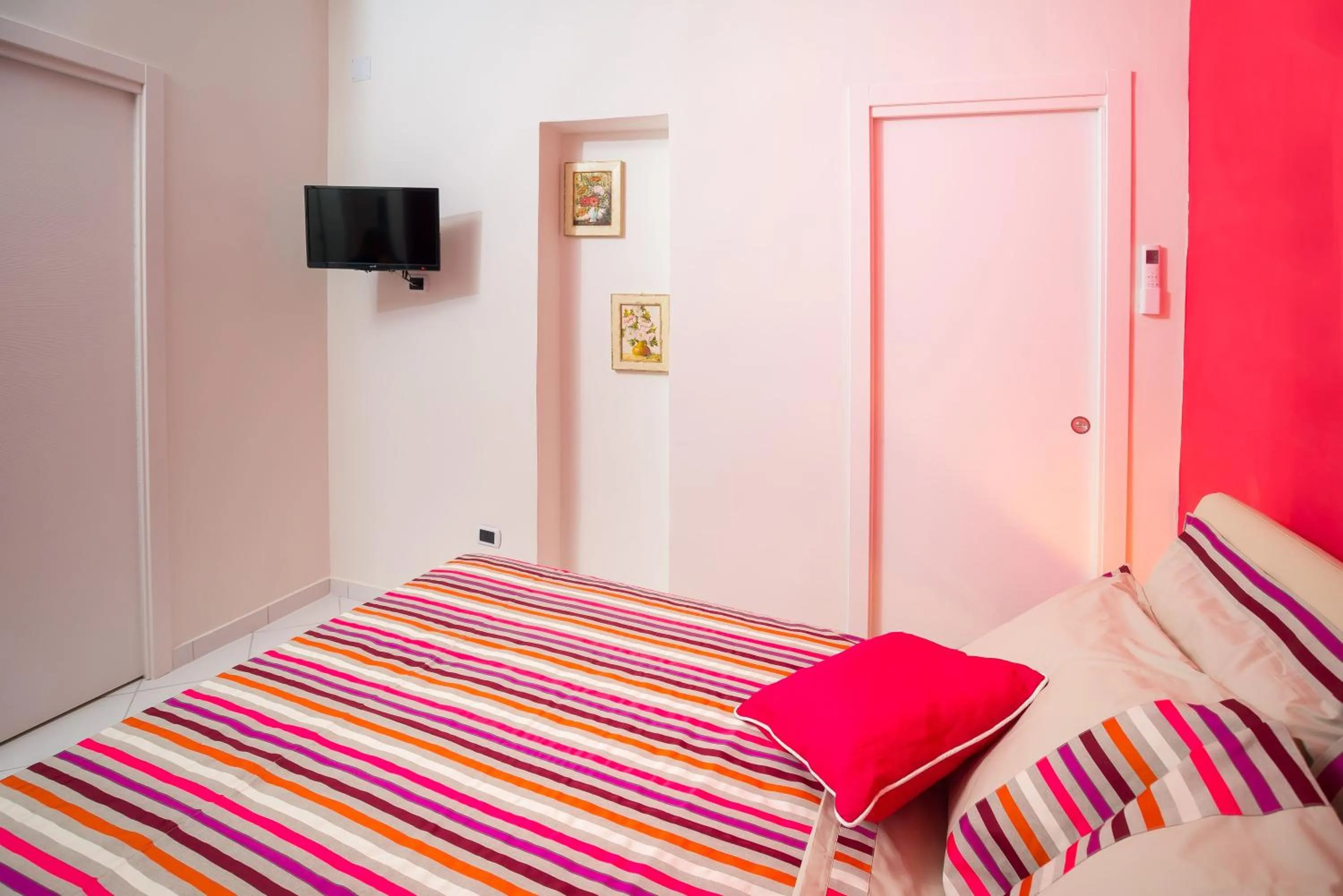 Photo of the whole room, Bed in 'A Regina b&b Cetara