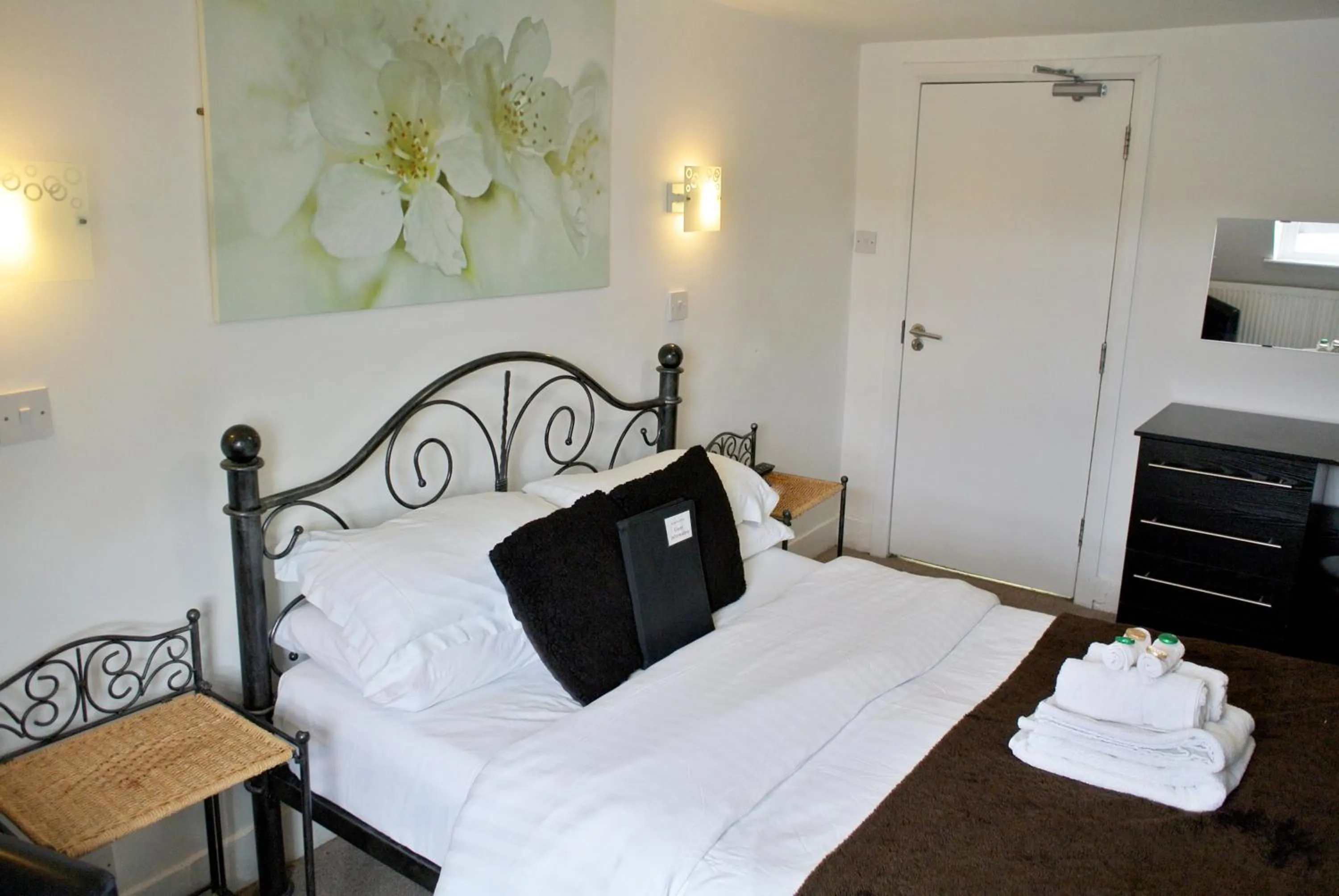 Photo of the whole room, Bed in Kempfield House