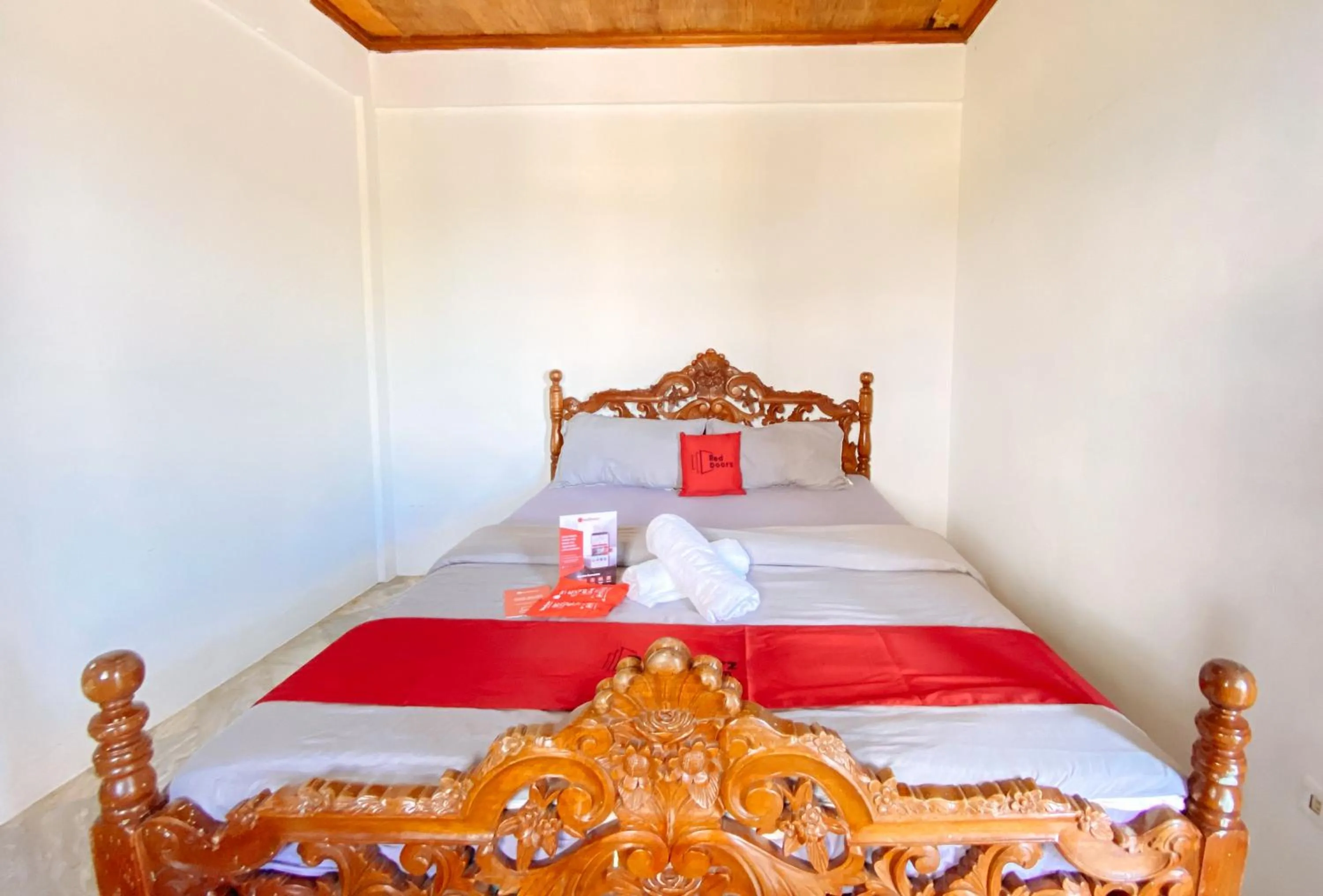 Bed in RedDoorz @ White Castle Beach Resort Iba Zambales
