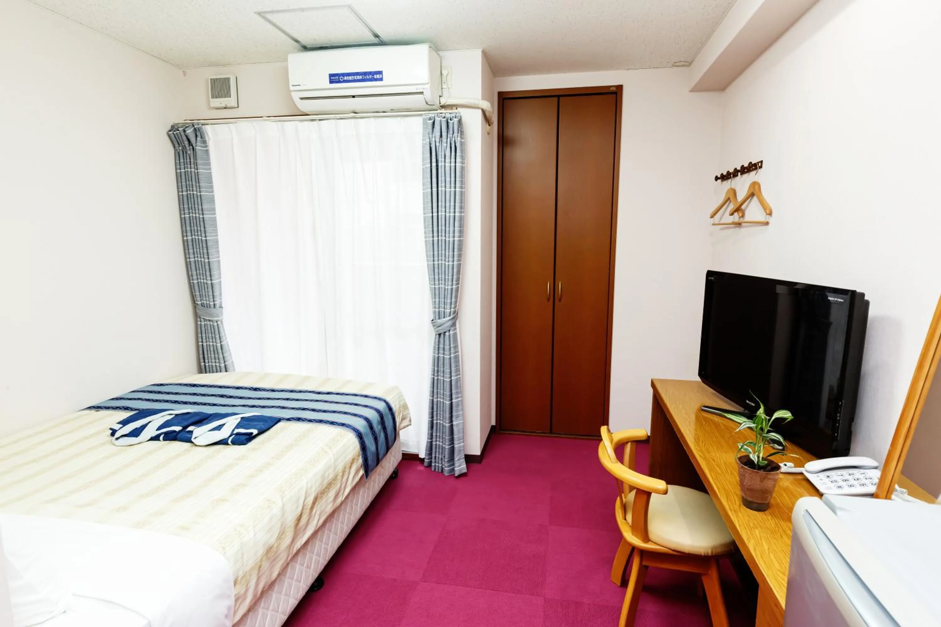 Photo of the whole room in Peace Land Kume