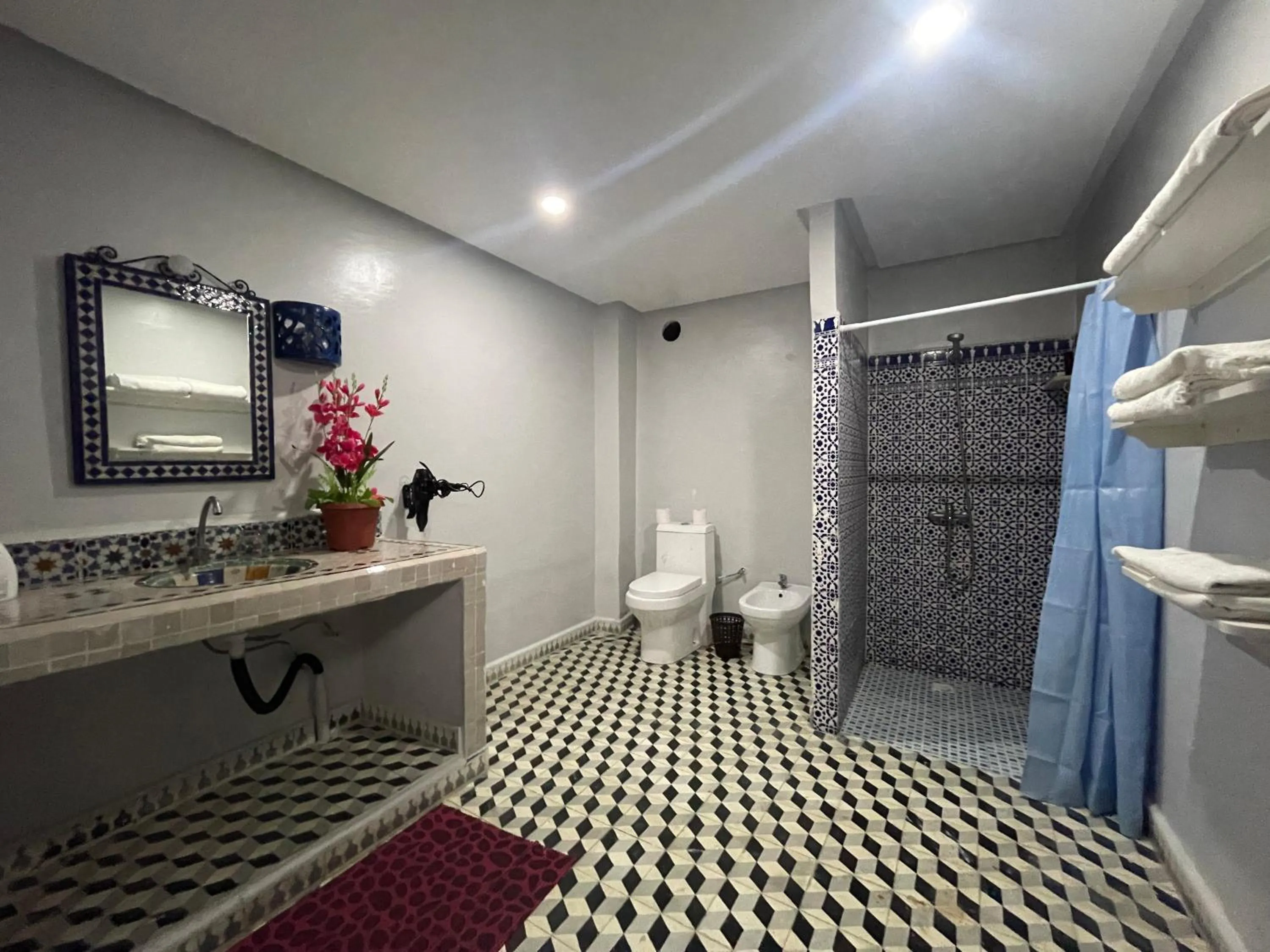 Shower in Riad Tingis