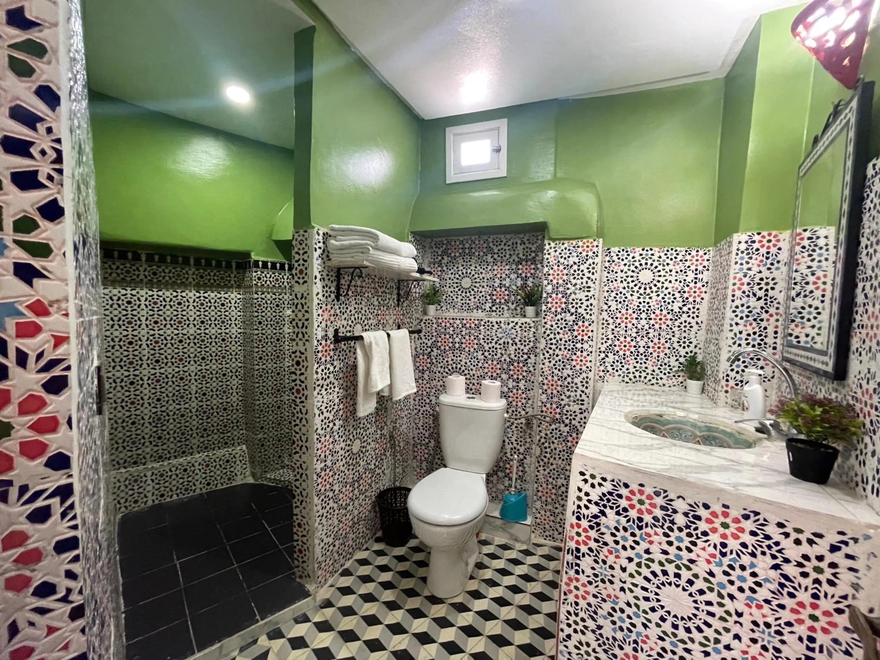 Shower in Riad Tingis