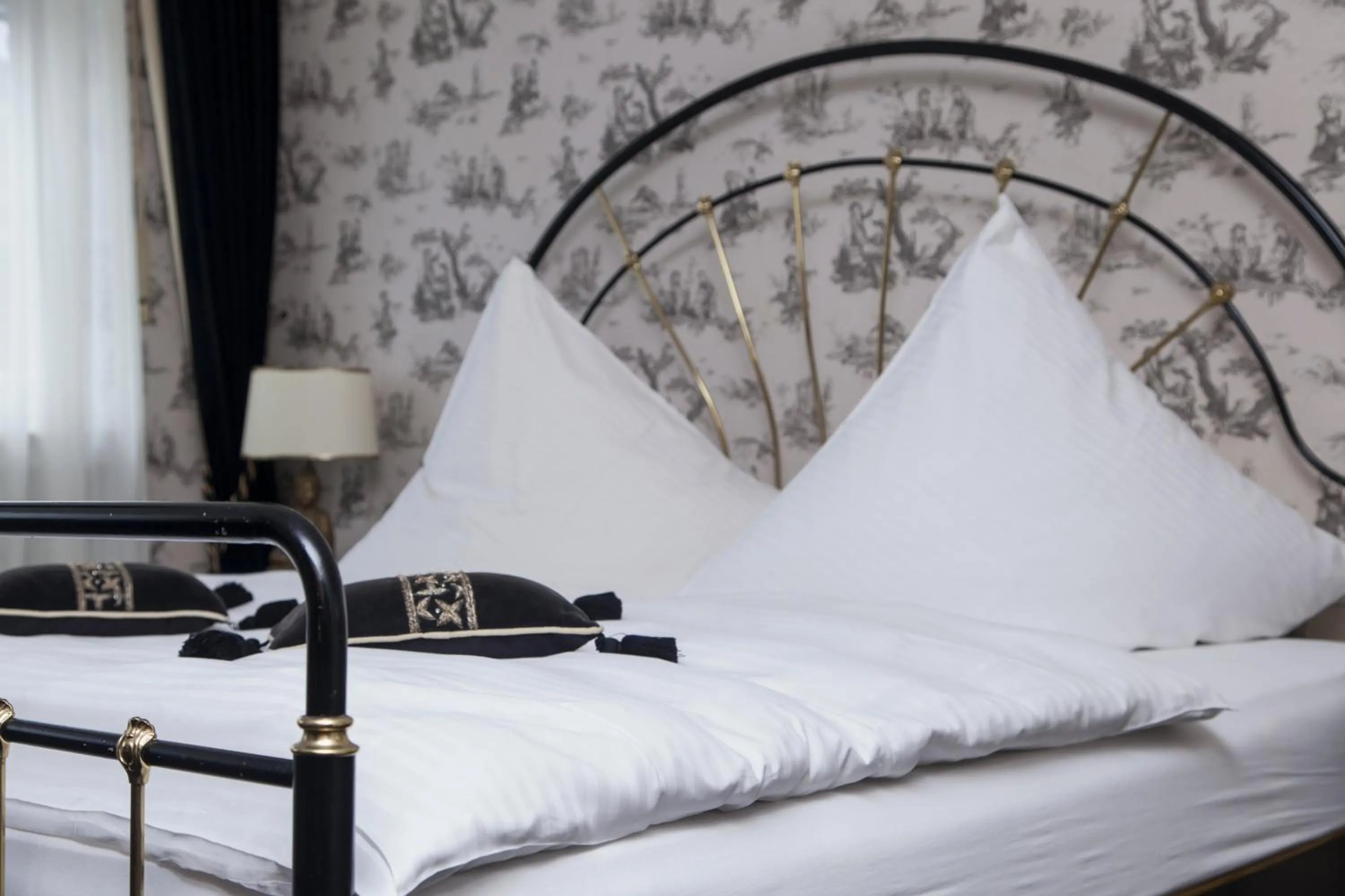 Bed in Hotel Zum Alten Brunnen