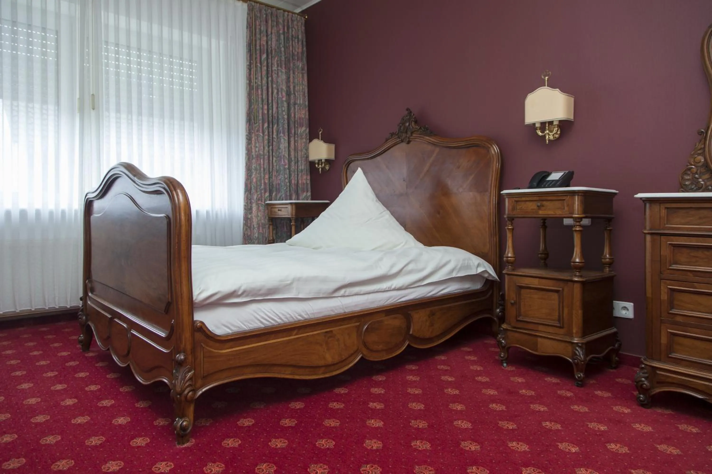 Bed in Hotel Zum Alten Brunnen