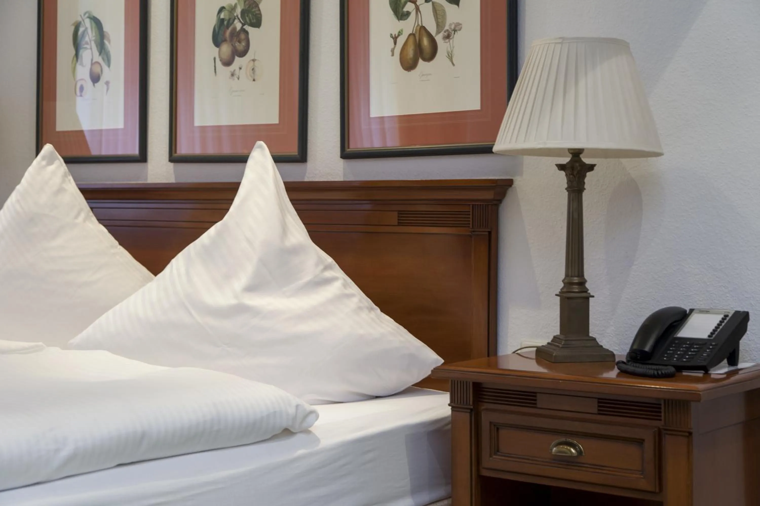 Bed in Hotel Zum Alten Brunnen