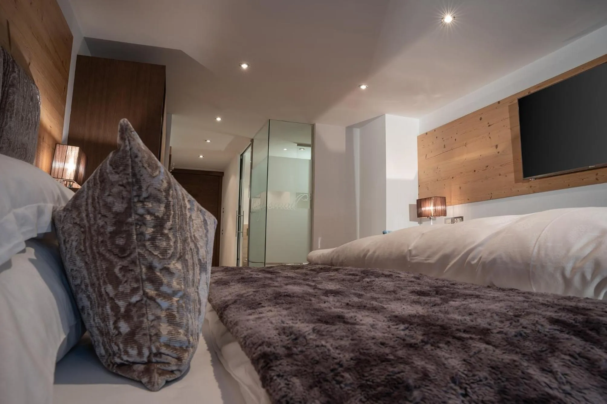 Bedroom, Bed in The Laurin Small & Charming