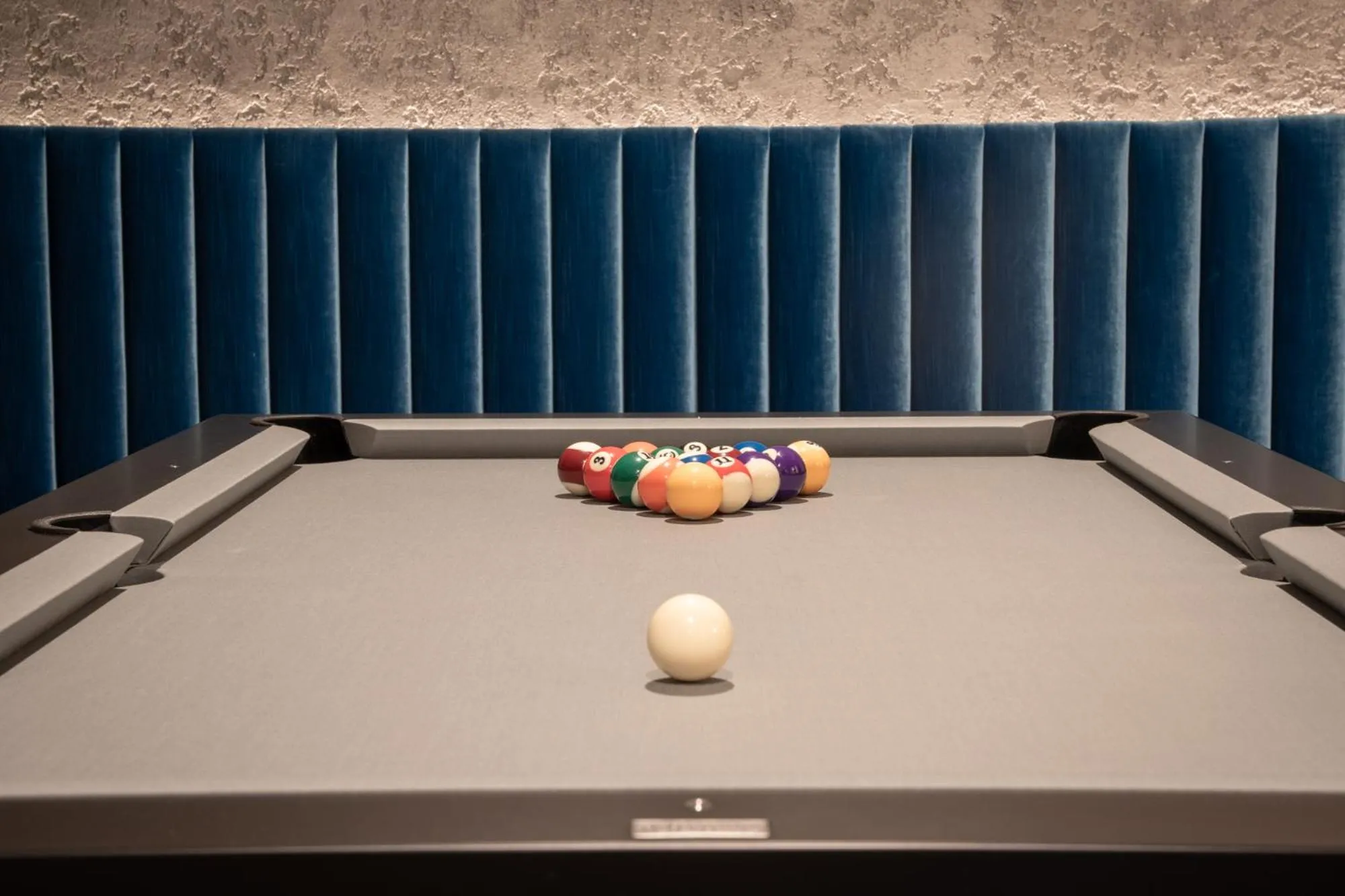 Billiard in The Laurin Small & Charming