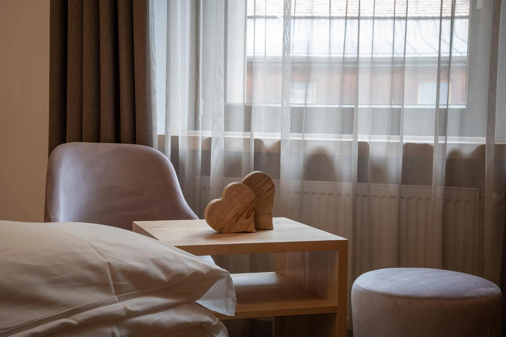 Bedroom, Bed in The Laurin Small & Charming