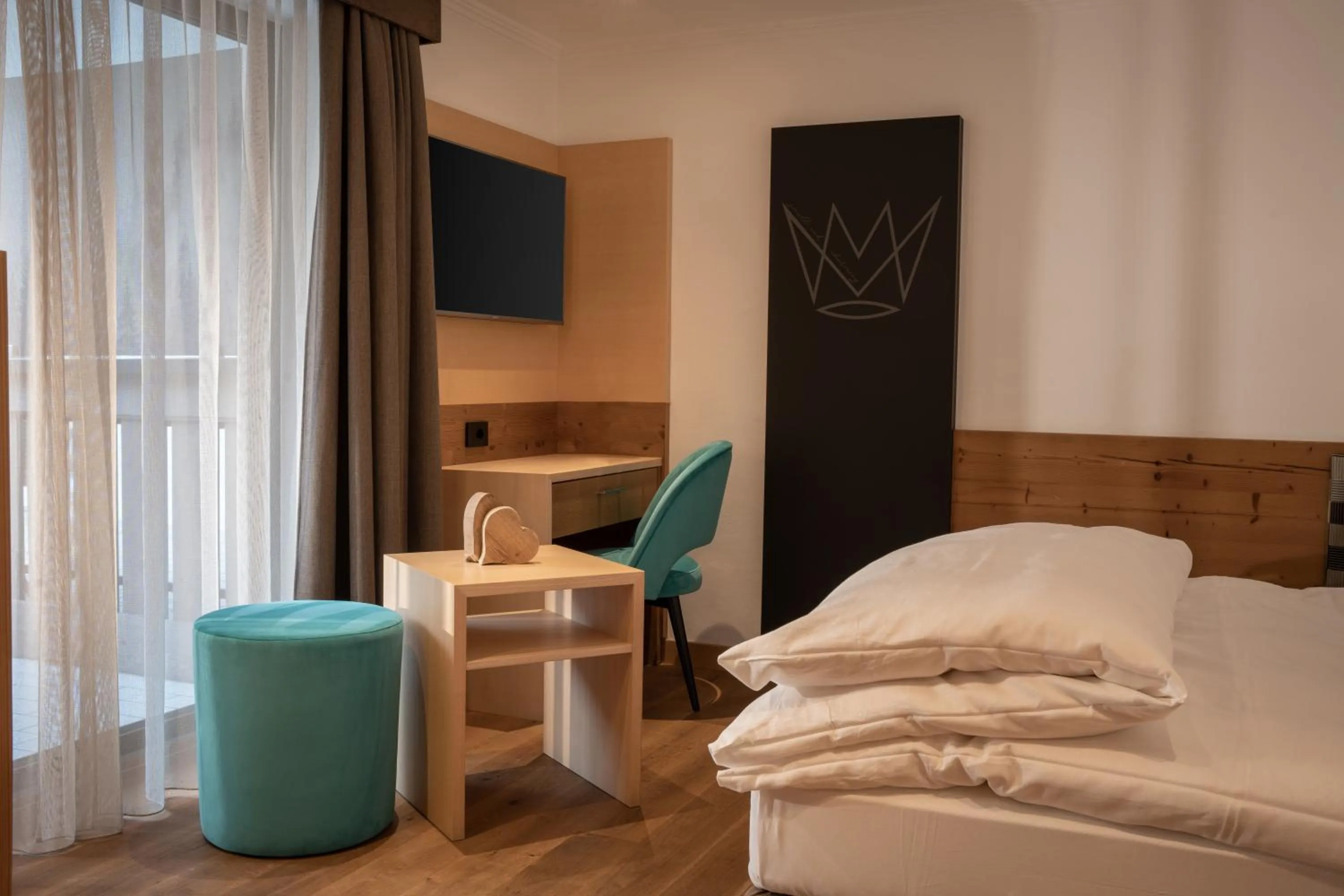 Bedroom, Bed in The Laurin Small & Charming