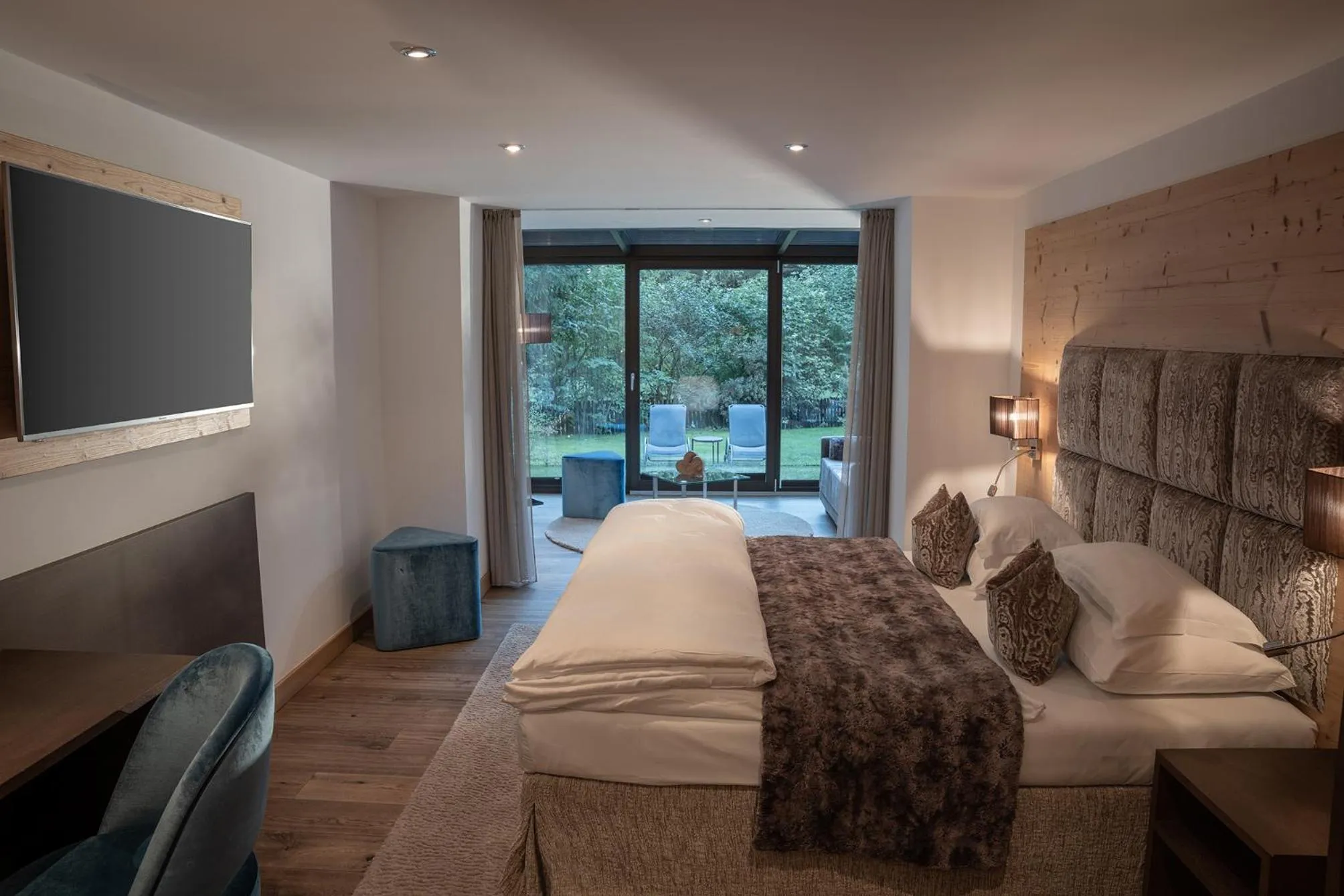 Bedroom, Bed in The Laurin Small & Charming