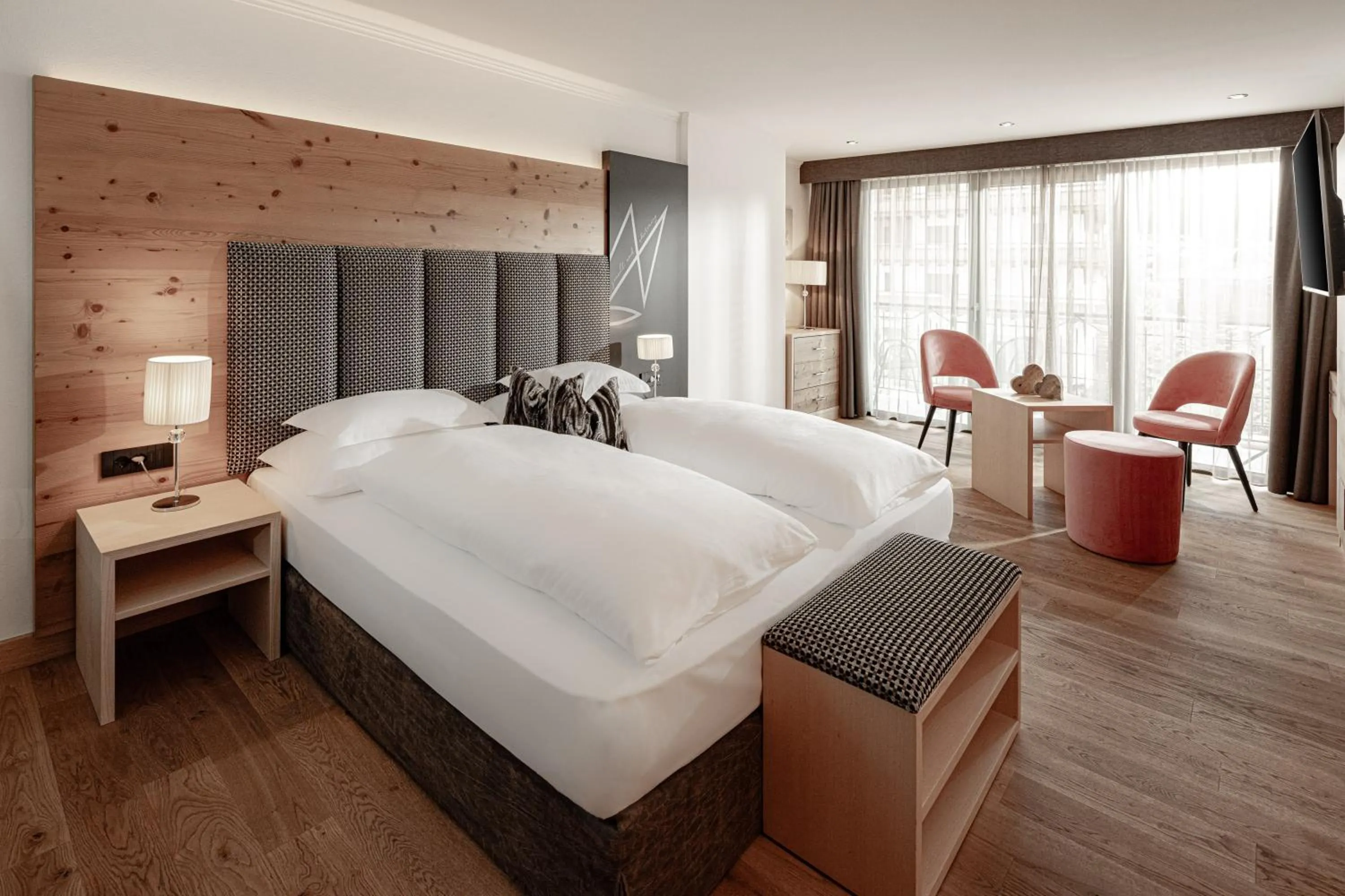 Bedroom, Bed in The Laurin Small & Charming