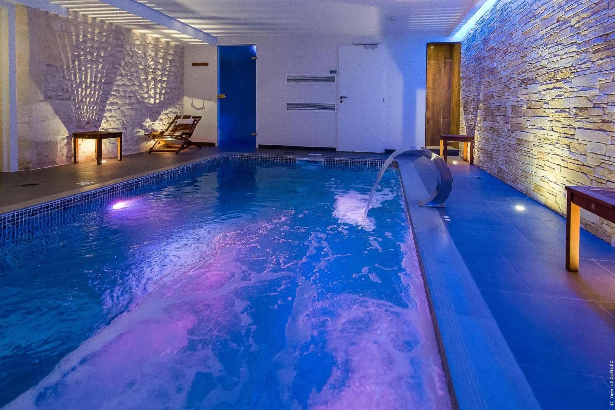 Swimming pool in Hôtel François Premier Cognac Centre