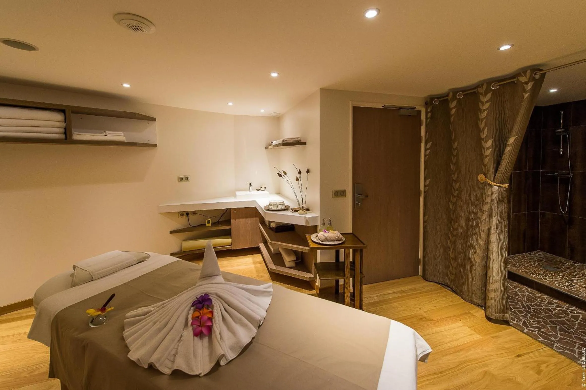 Night in Hôtel François Premier Cognac Centre