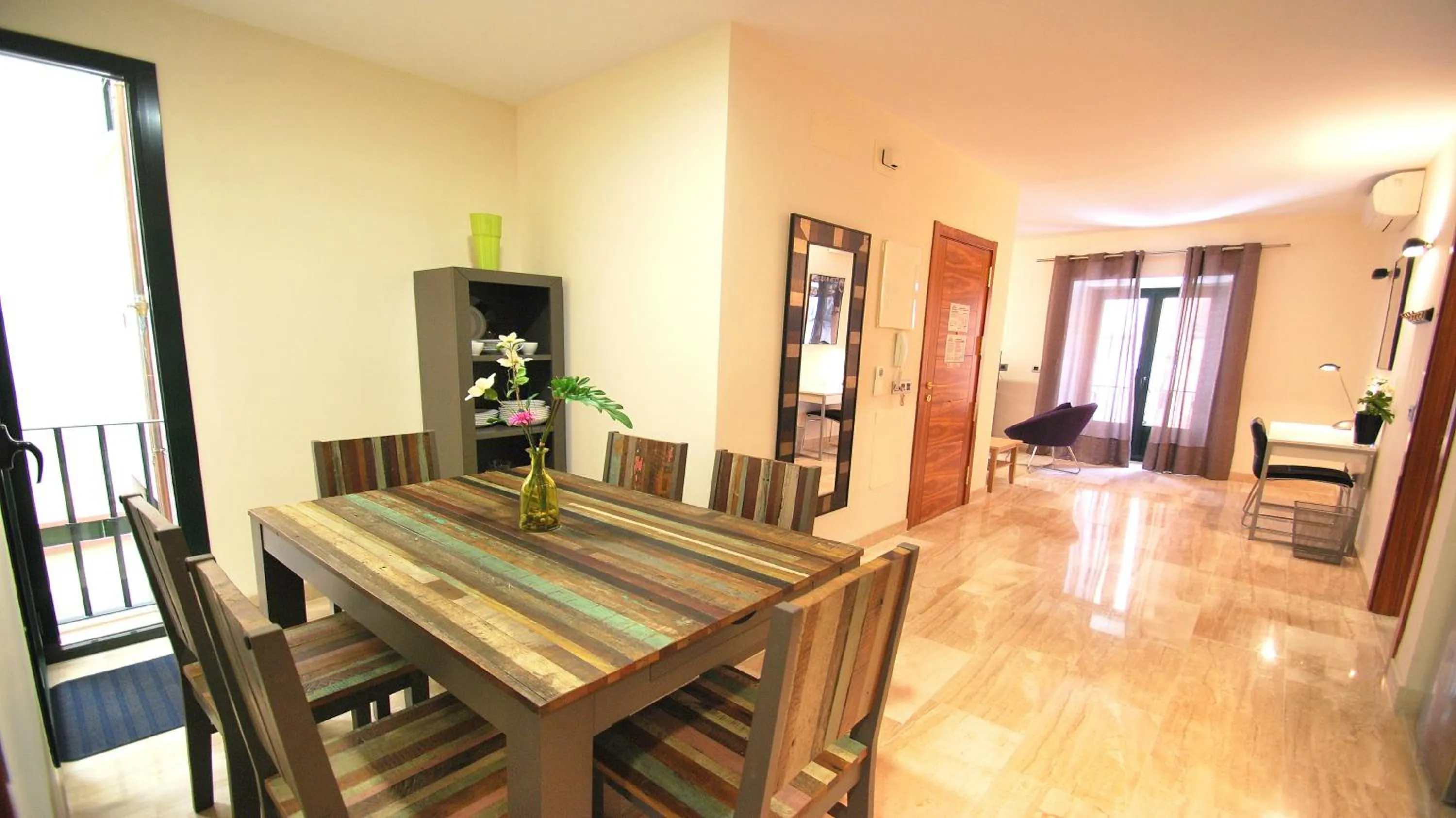 Dining area in Apartamentos Living Sevilla Centro Maestranza