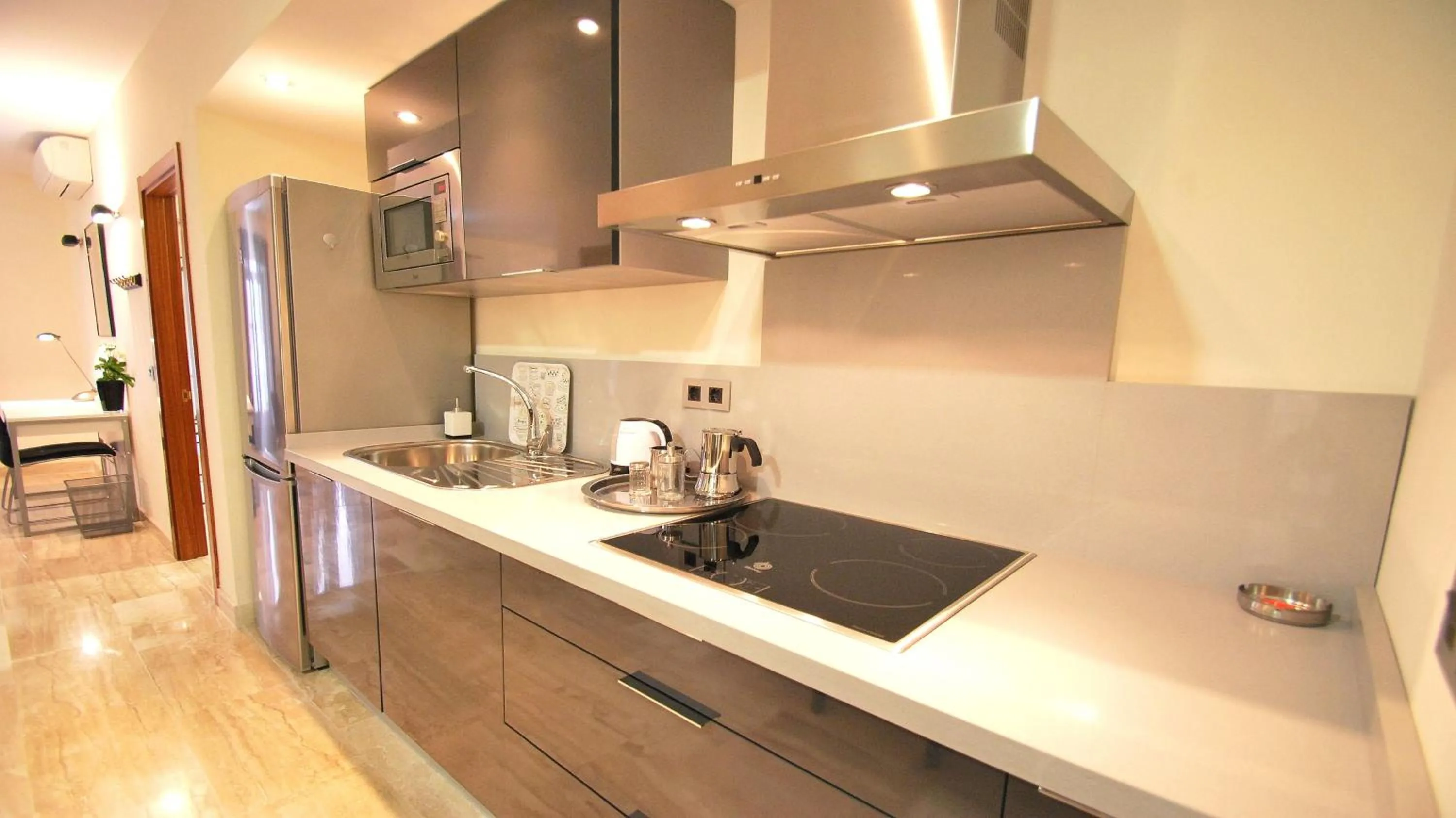 Kitchen or kitchenette in Apartamentos Living Sevilla Centro Maestranza