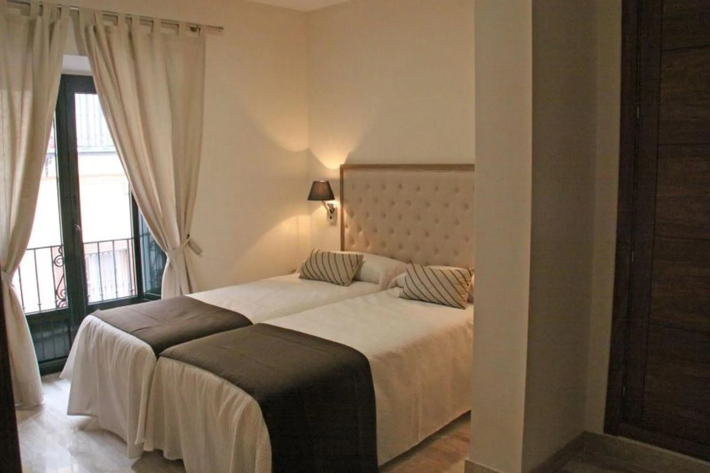 Bedroom, Bed in Apartamentos Living Sevilla Centro Maestranza