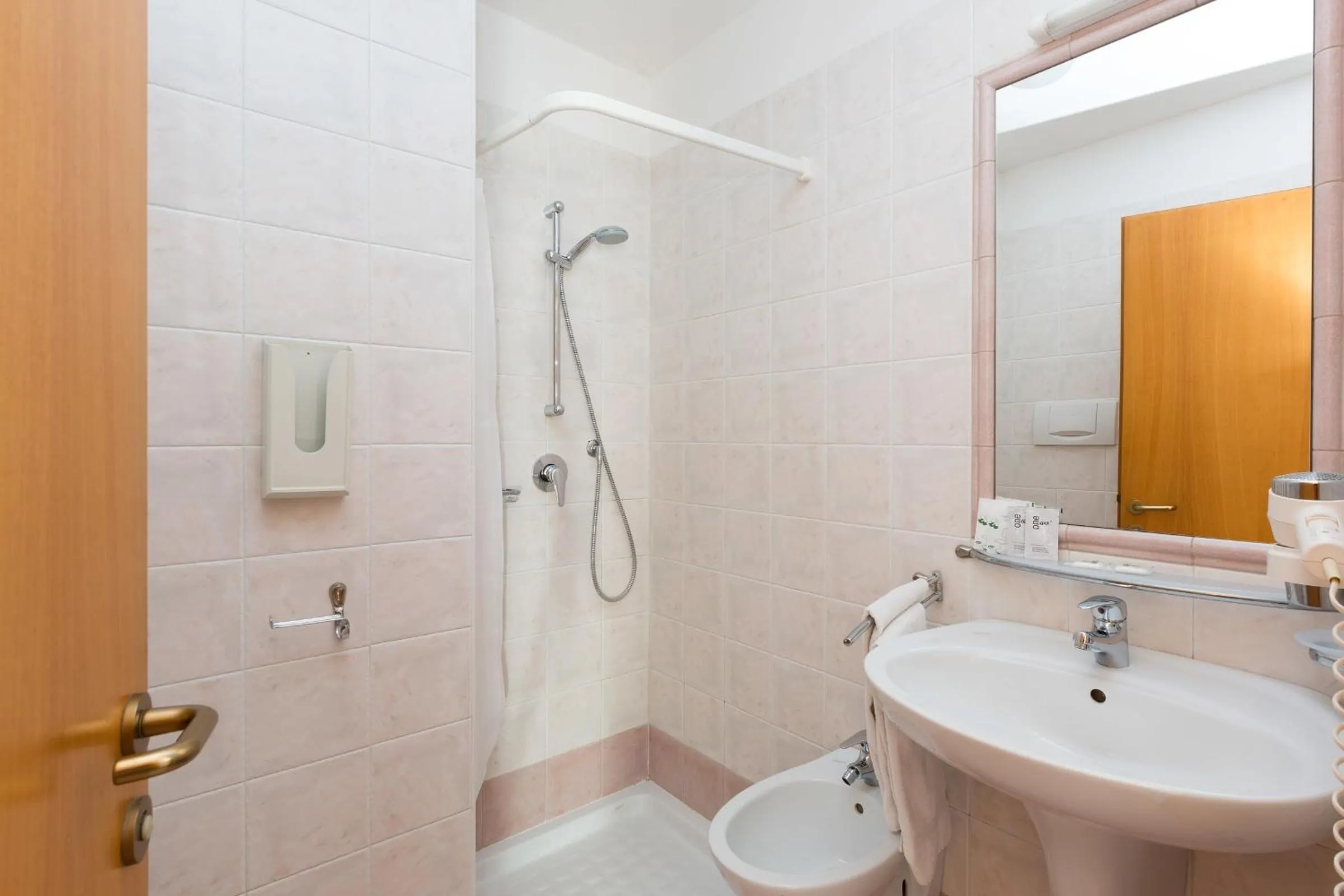 Toilet in Hotel Antica Croce - Gardaslowemotion