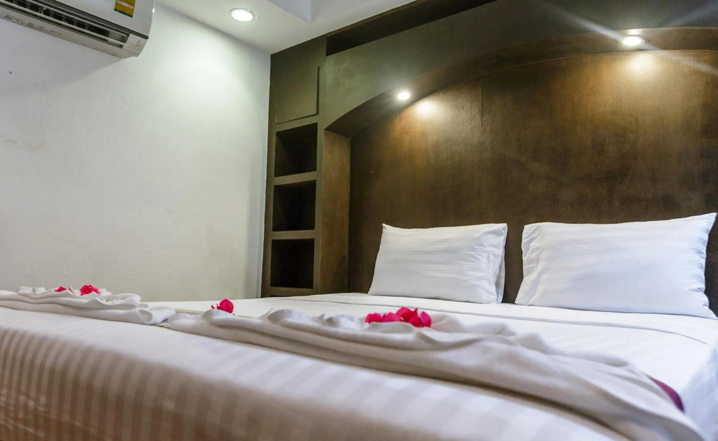 Bed in PorterHouse Beach Hotel