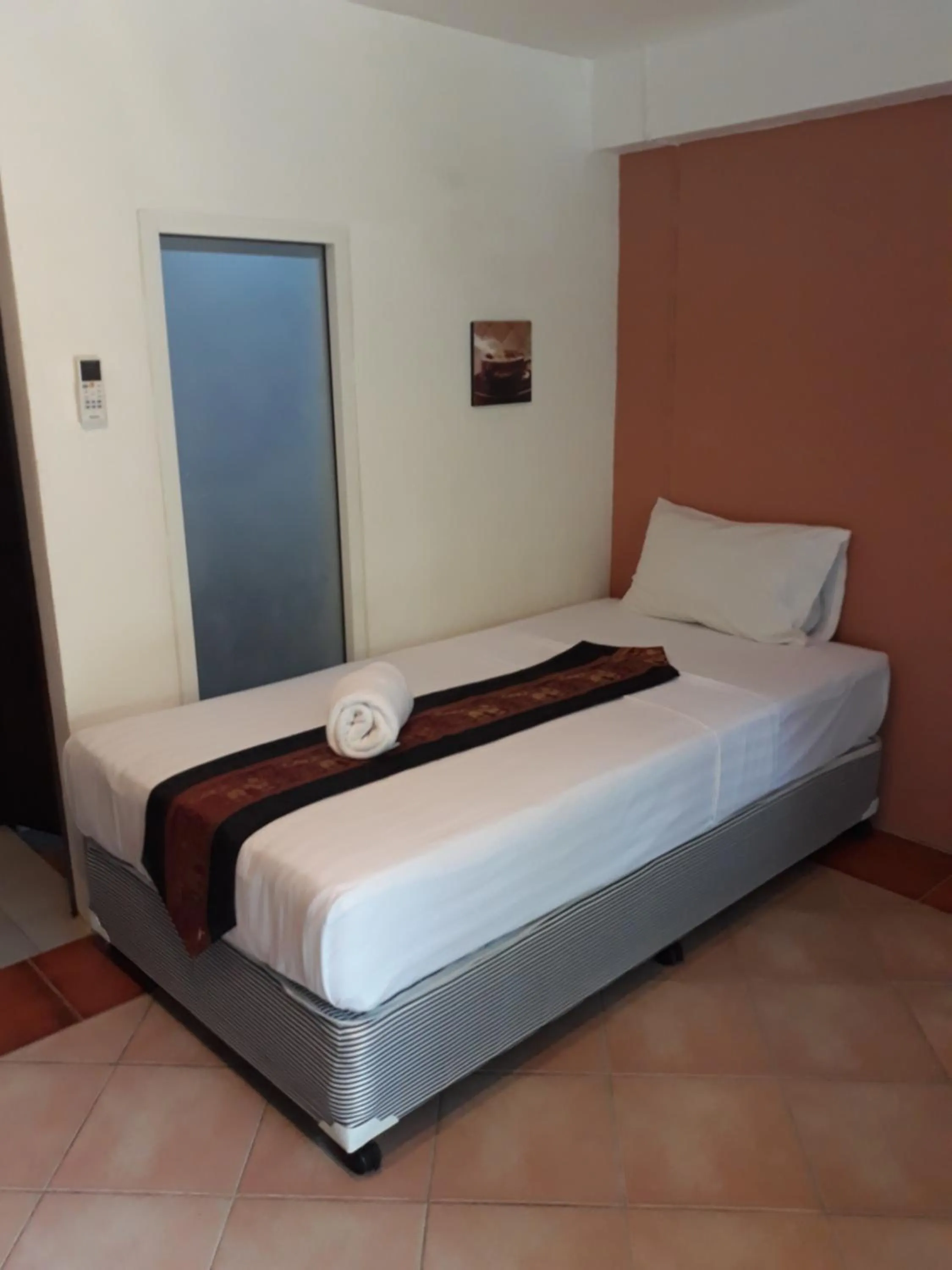 Bed in PorterHouse Beach Hotel