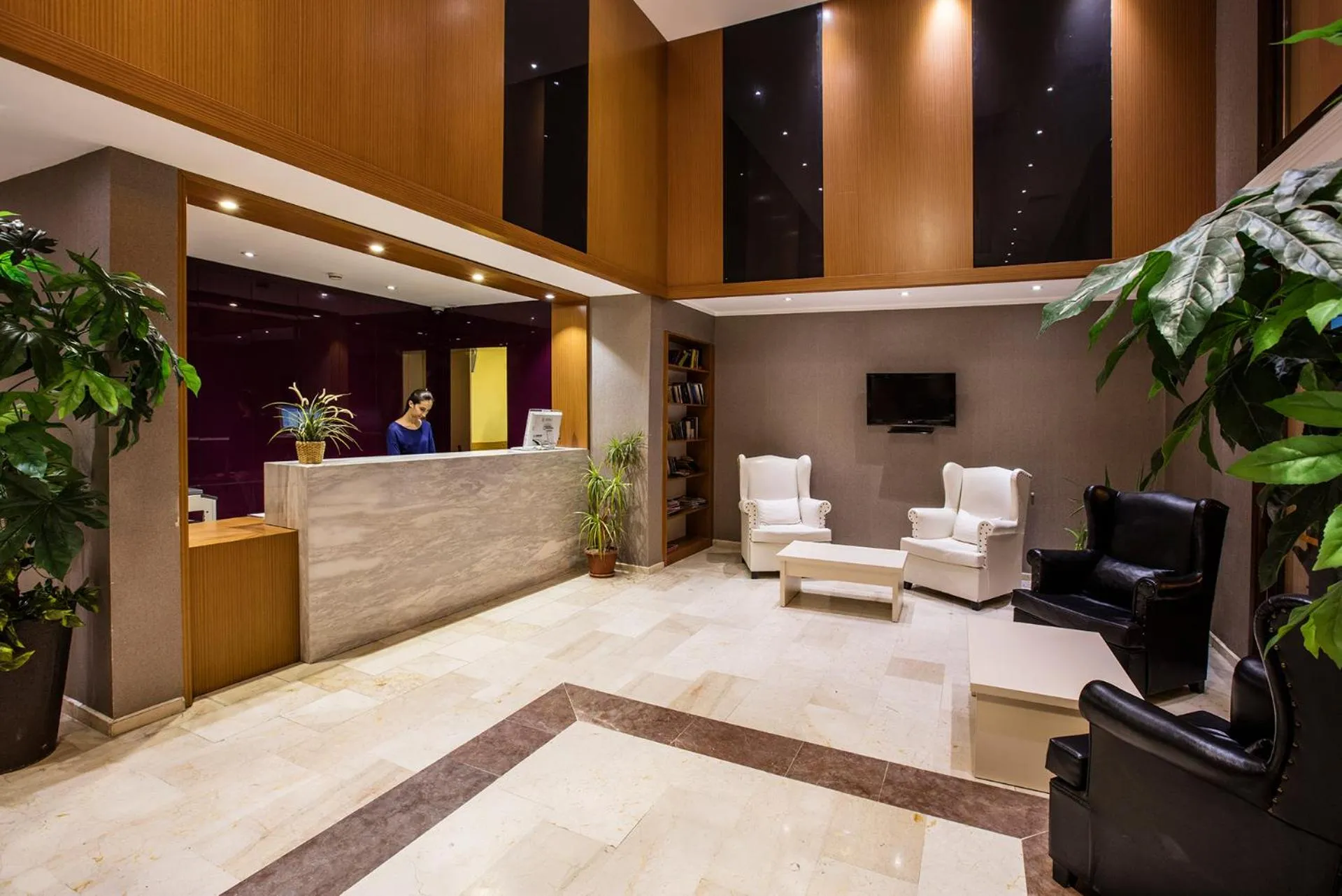 Communal lounge/ TV room in City's Hill Hotel