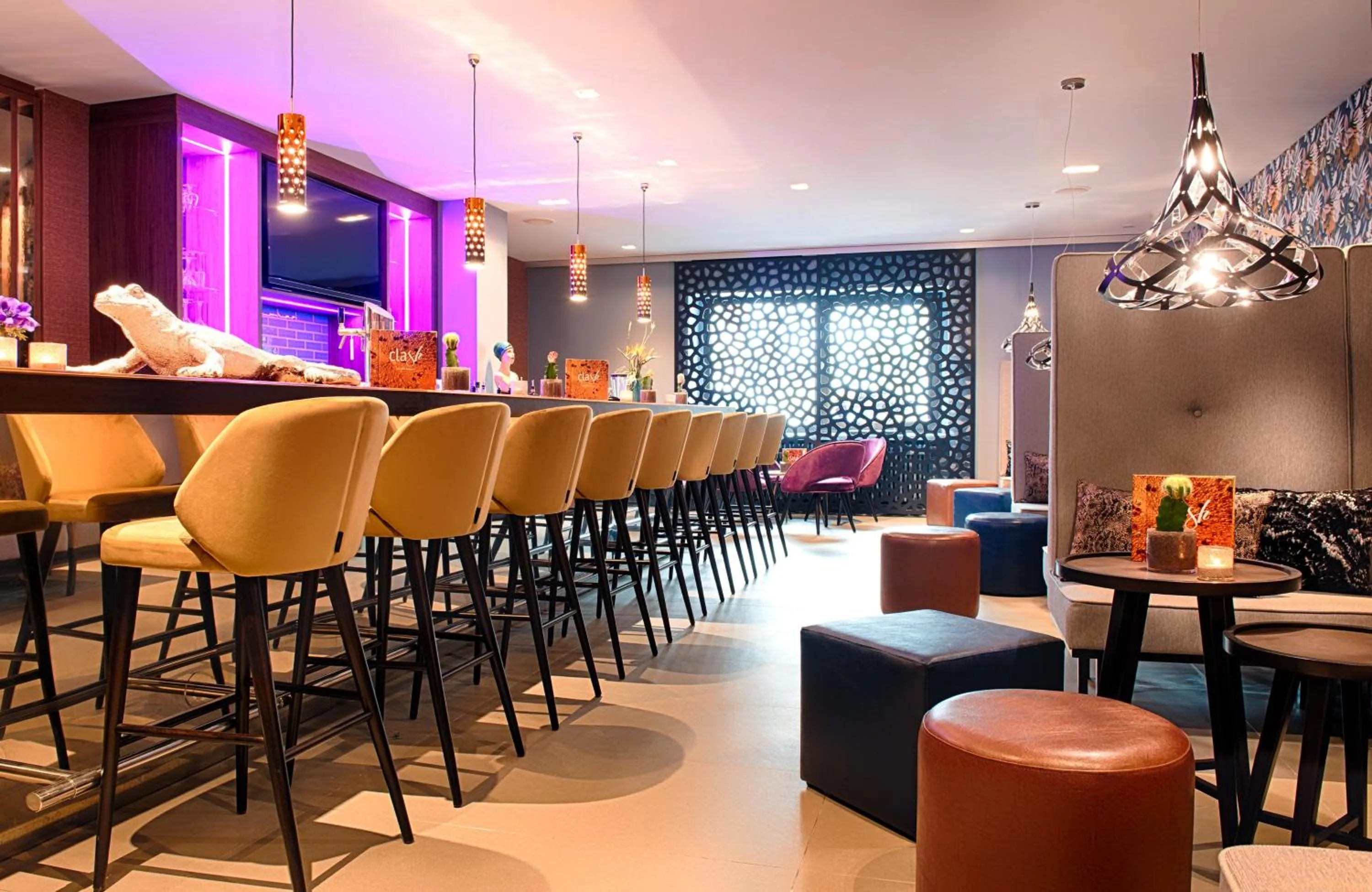 Lounge or bar in NYX Hotel Mannheim by Leonardo Hotels
