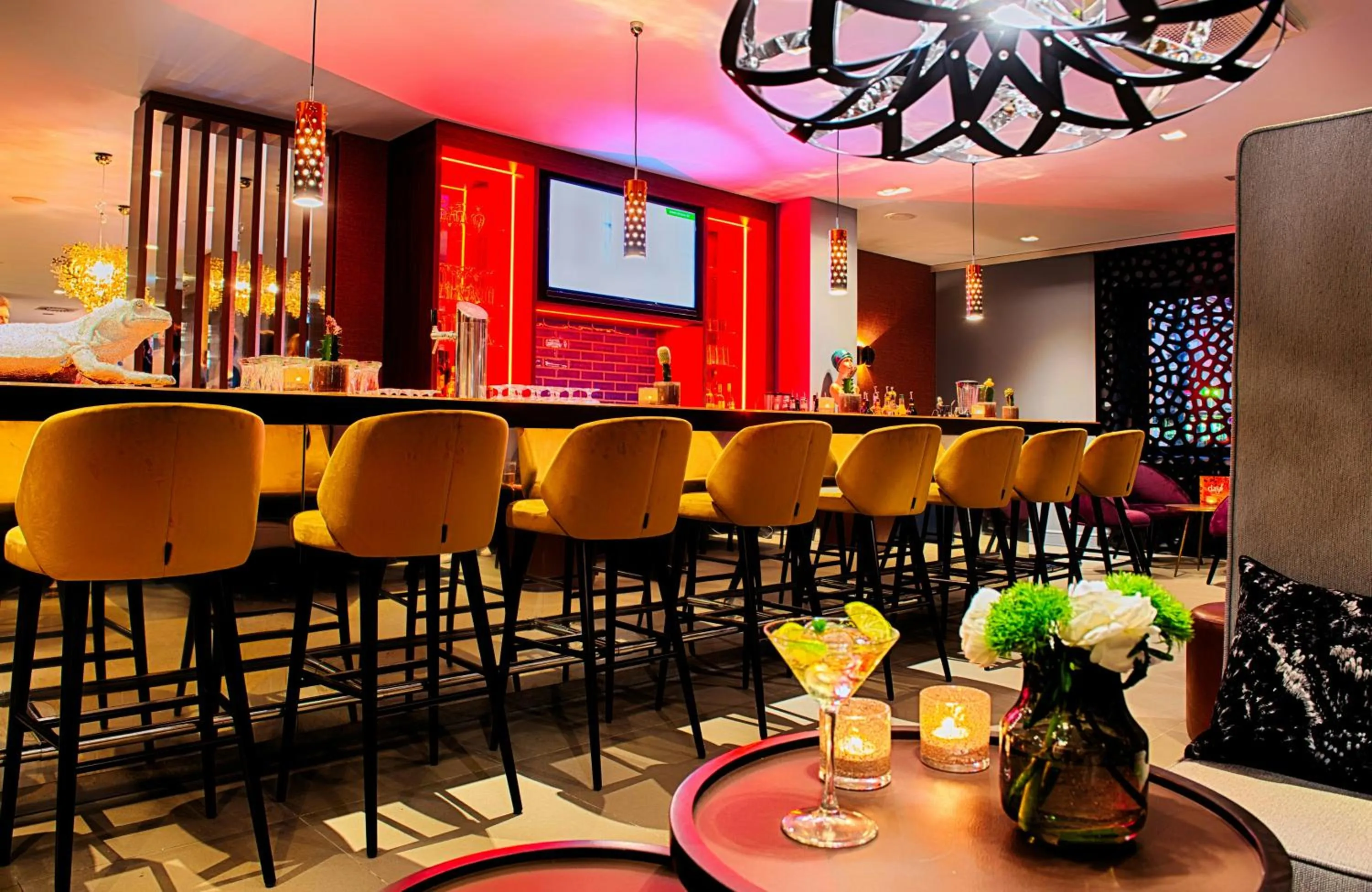 Lounge or bar in NYX Hotel Mannheim by Leonardo Hotels