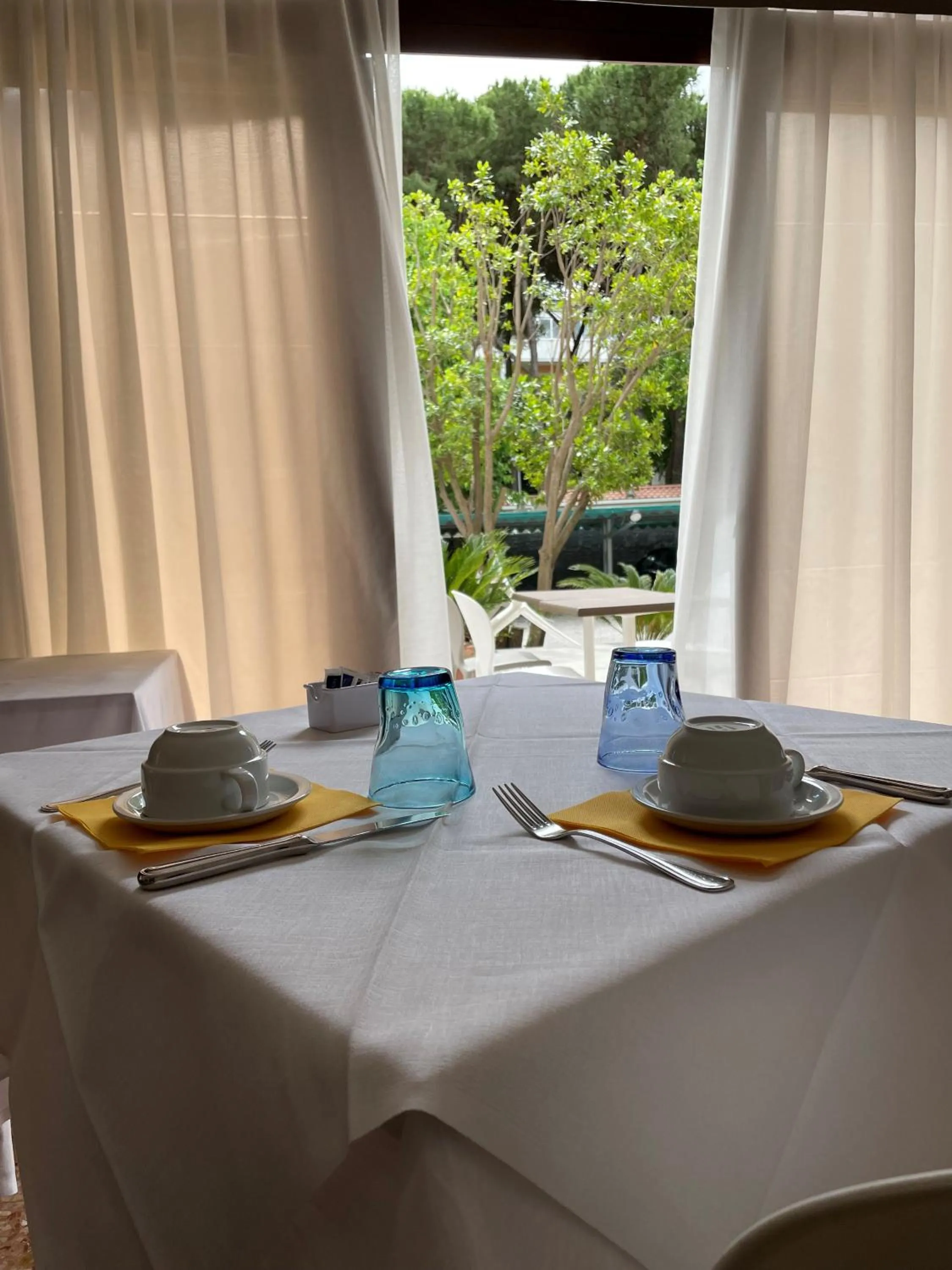 Restaurant/places to eat in Hotel Regina