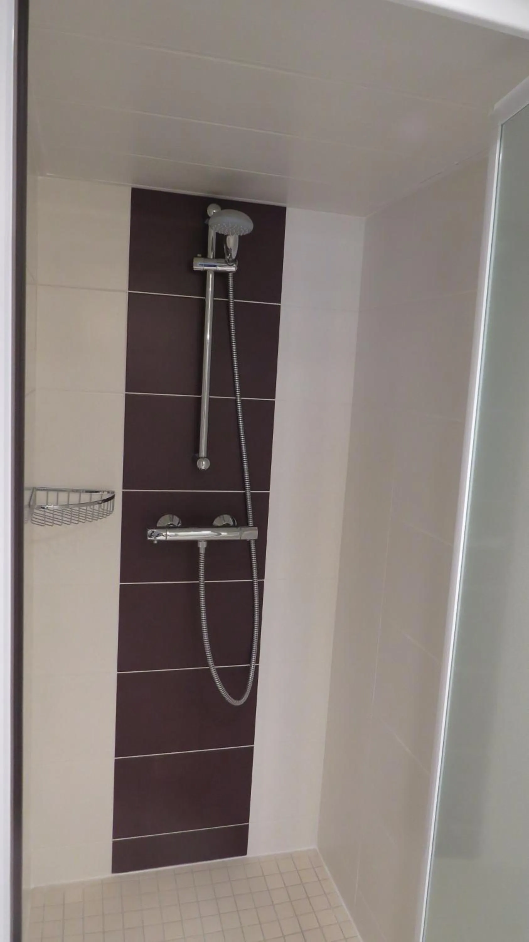 Shower in Hôtel de Clèves