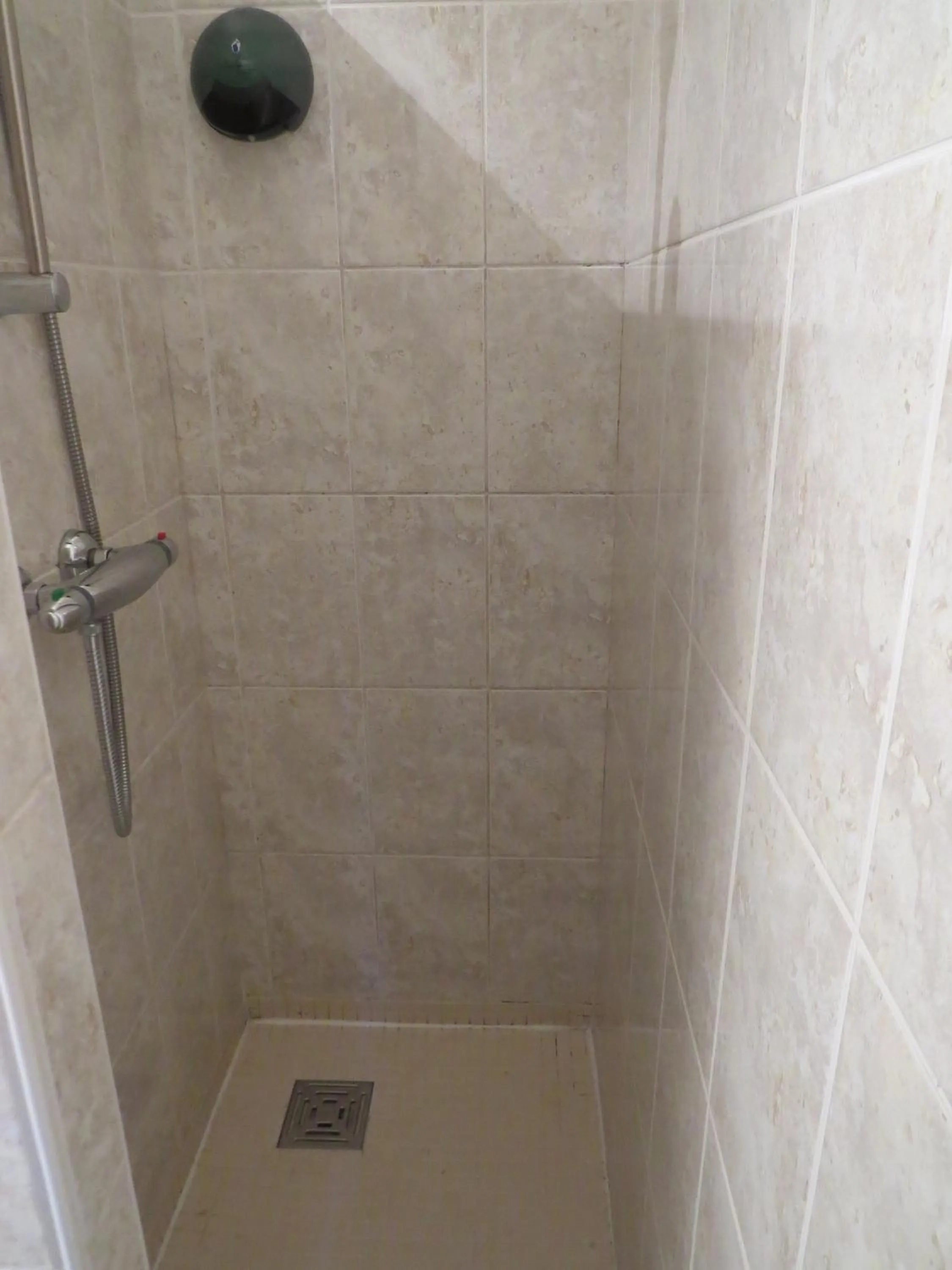 Shower in Hôtel de Clèves