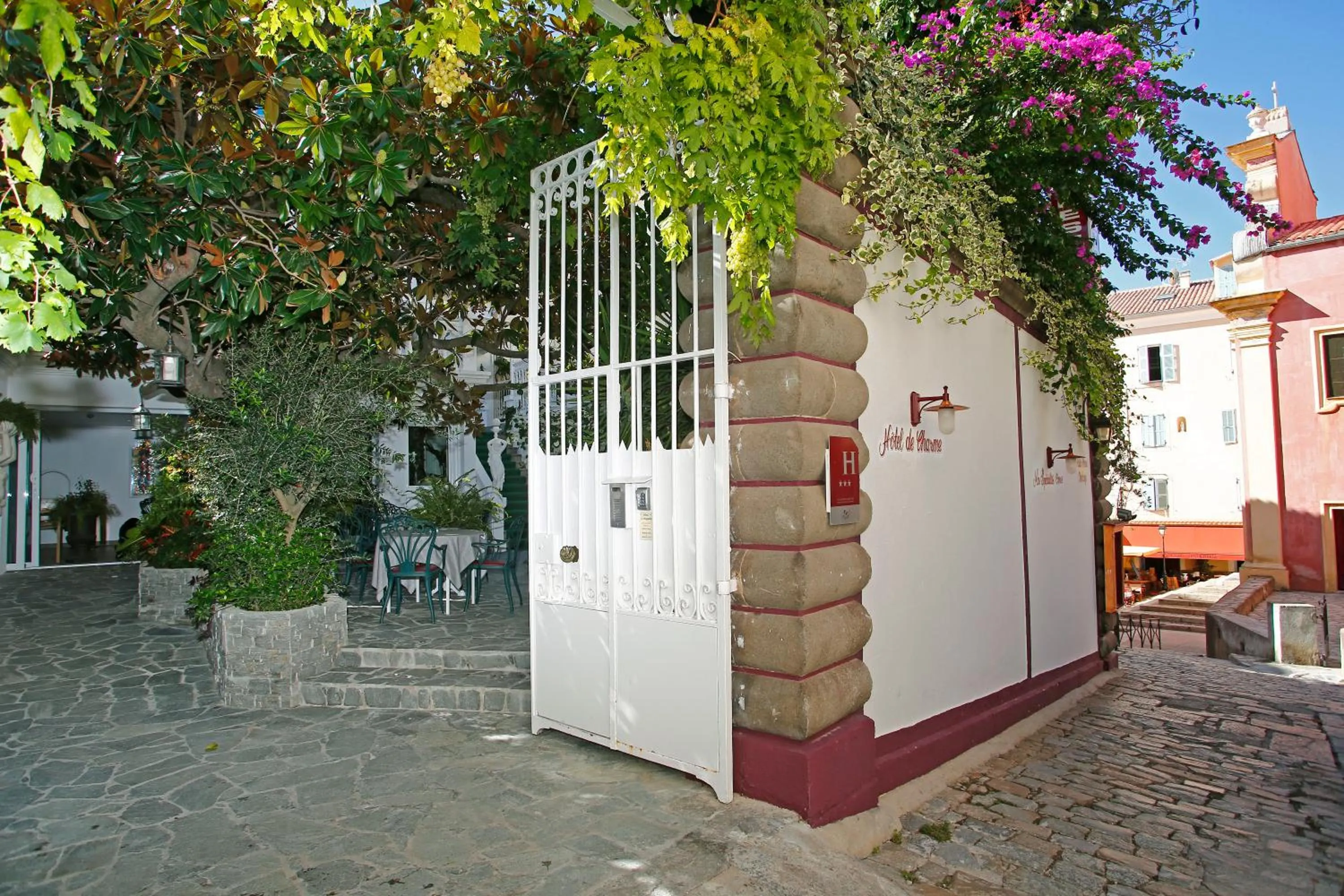 Facade/entrance in Le Magnolia