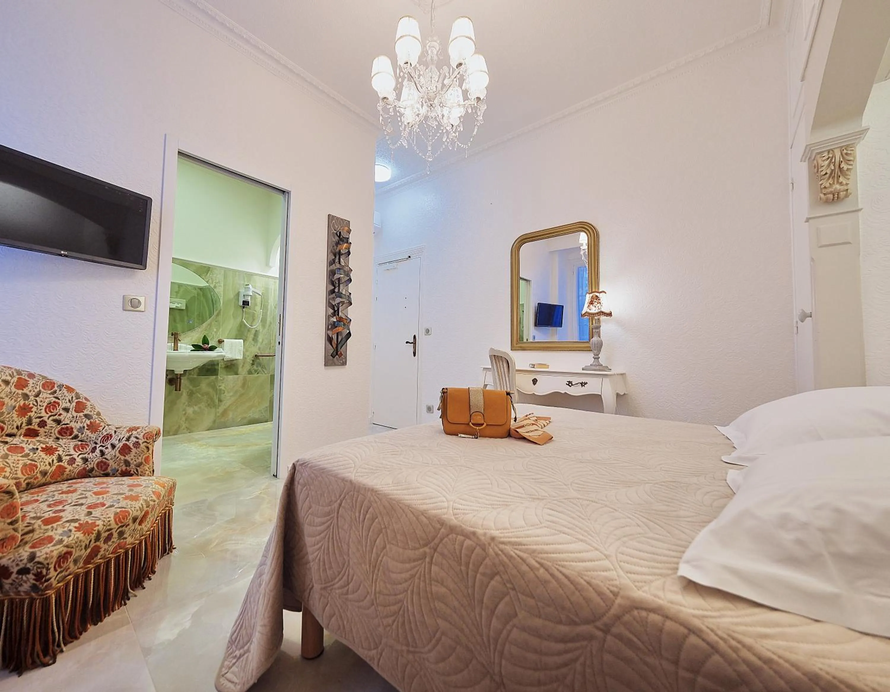 Bathroom, Bed in Le Magnolia