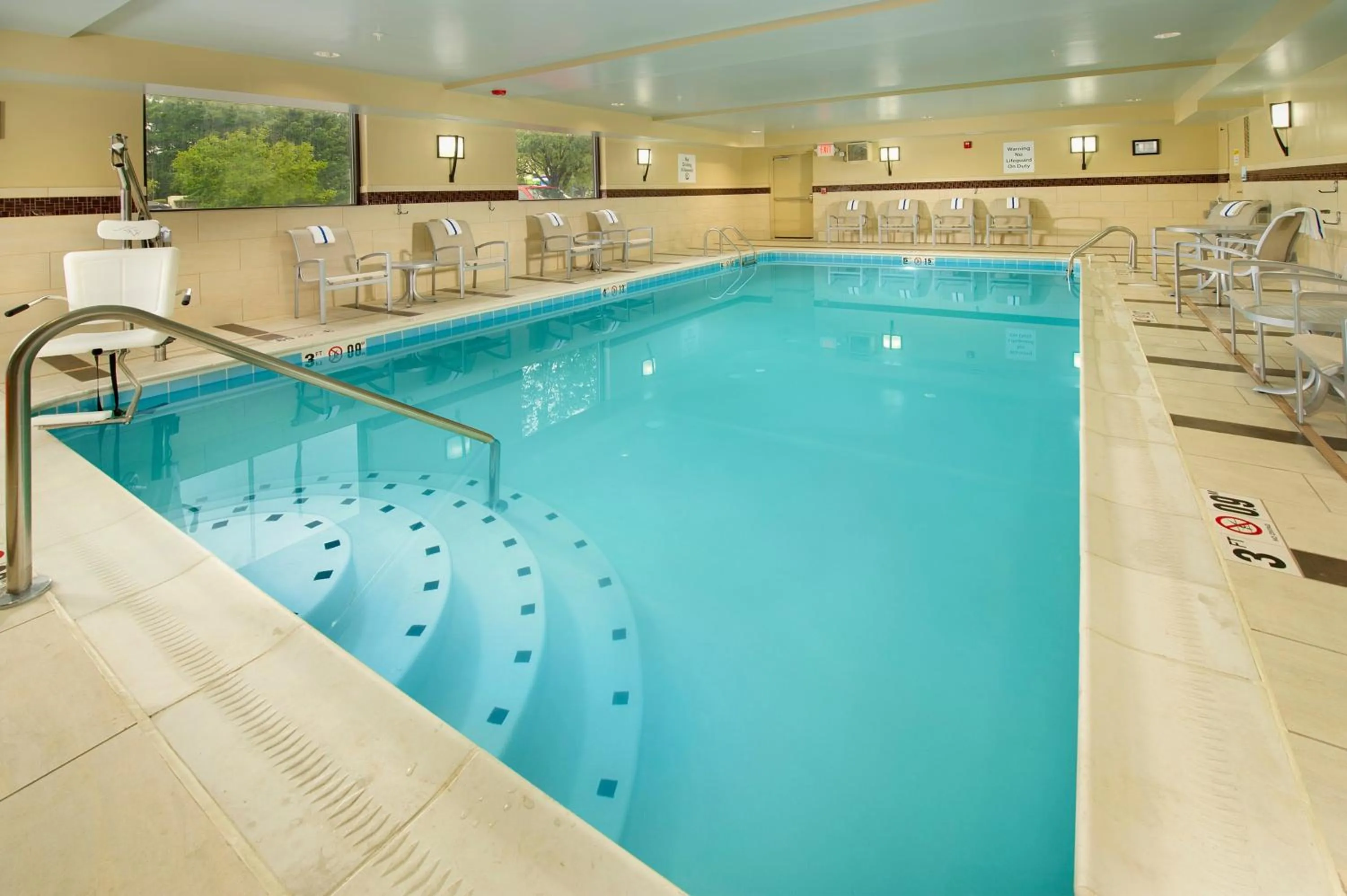 Swimming pool in Holiday Inn Express - Waldorf by IHG