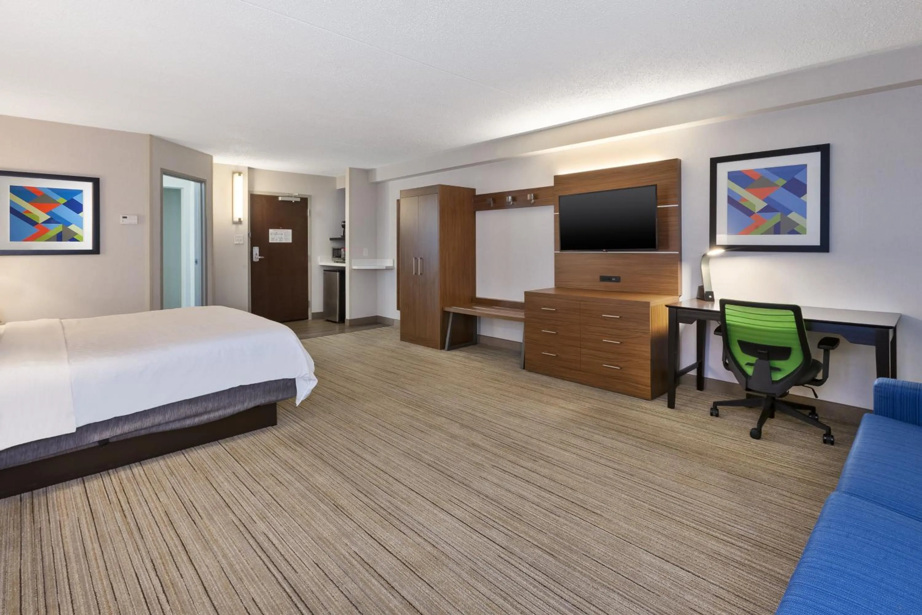 Photo of the whole room, Bed in Holiday Inn Express - Waldorf by IHG
