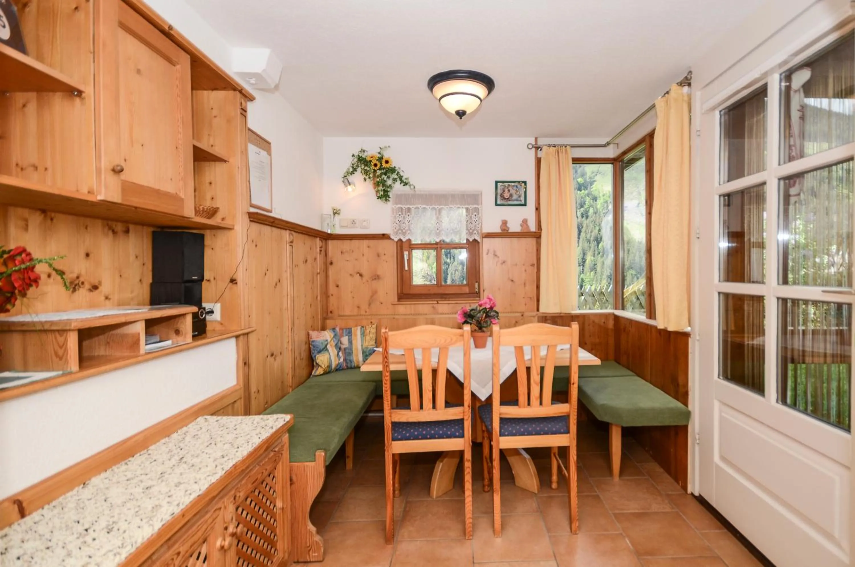 Dining area in Landhuis Bartolot