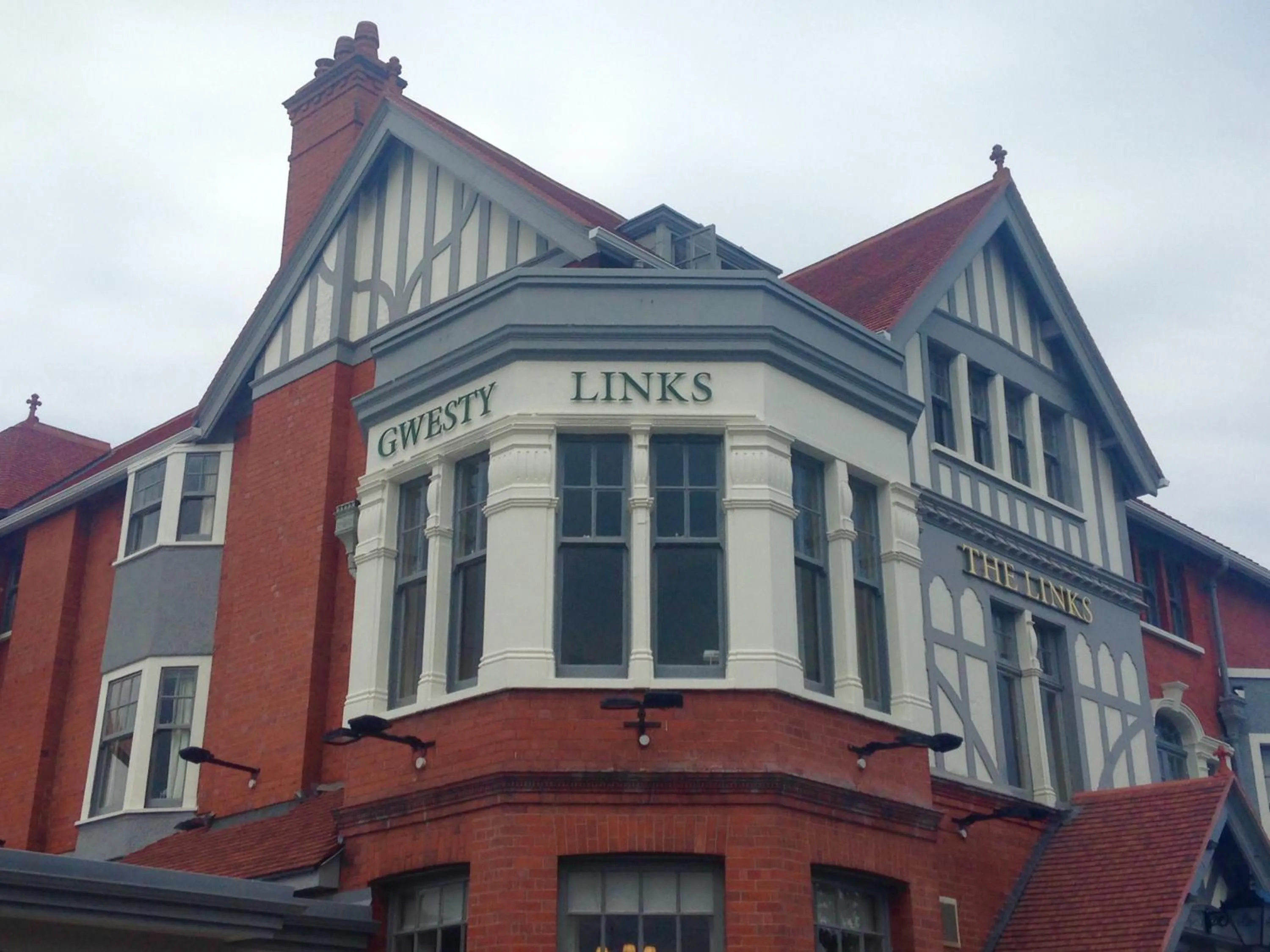 Property building in Gwesty Links