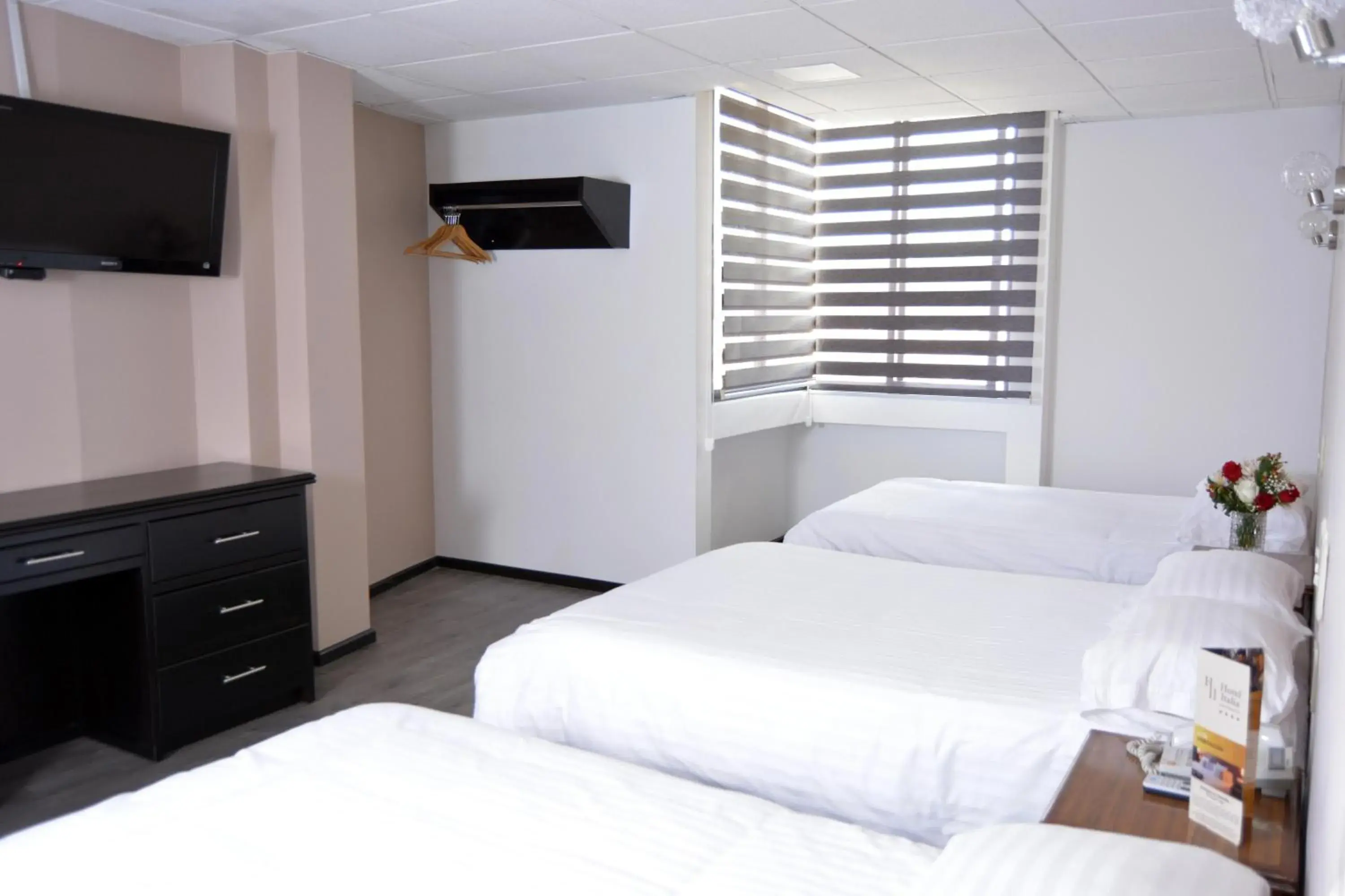 Economy Quadruple Room in Hotel Italia - Tranvia Directo Centro & Aeropuerto - Negocios, Familias & Turistas Economy Quadruple Room in Hotel Italia - Tranvia Directo Centro & Aeropuerto - Negocios, Familias & Turistas