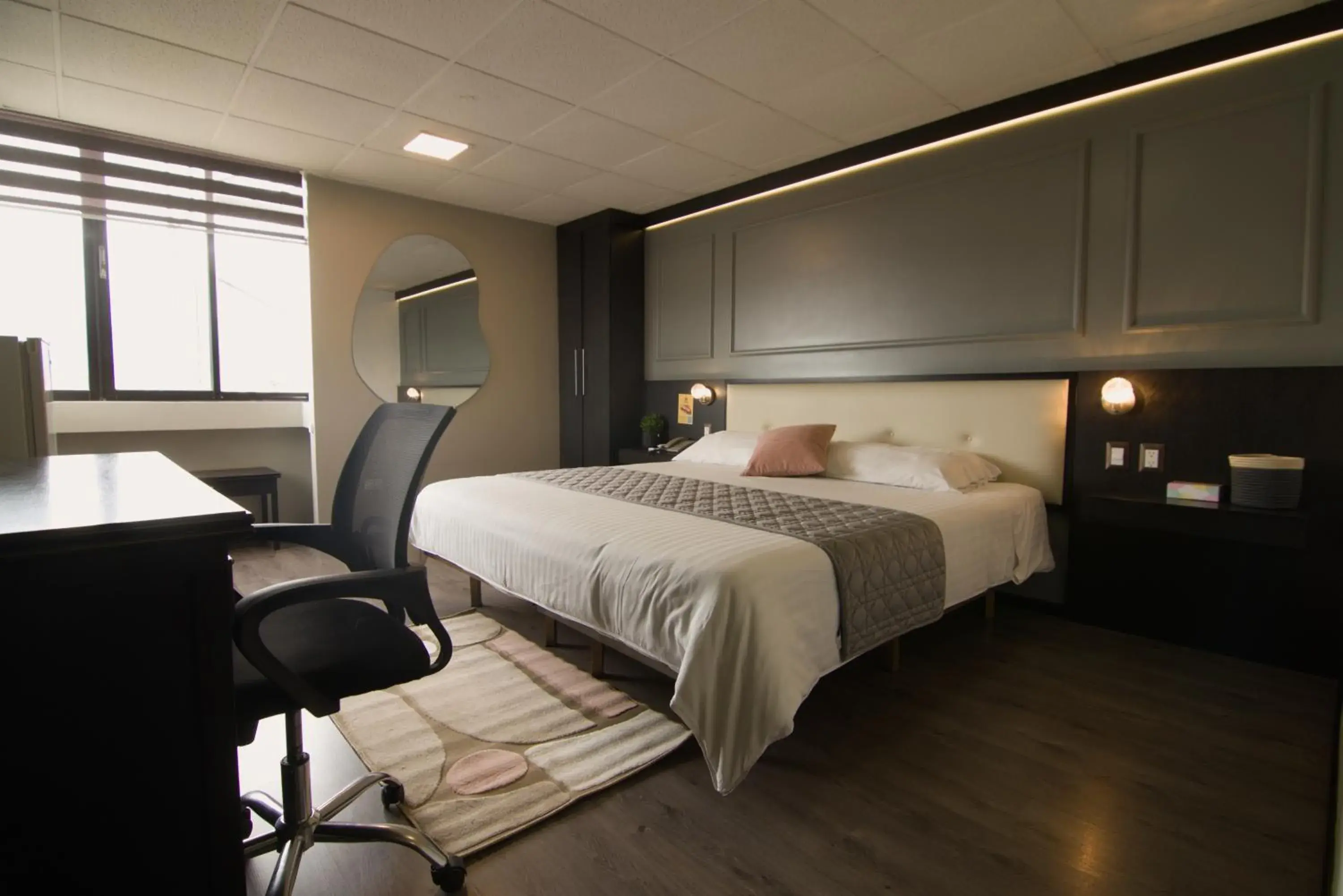 Deluxe Room in Hotel Italia - Tranvia Directo Centro & Aeropuerto - Negocios, Familias & Turistas Deluxe Room in Hotel Italia - Tranvia Directo Centro & Aeropuerto - Negocios, Familias & Turistas