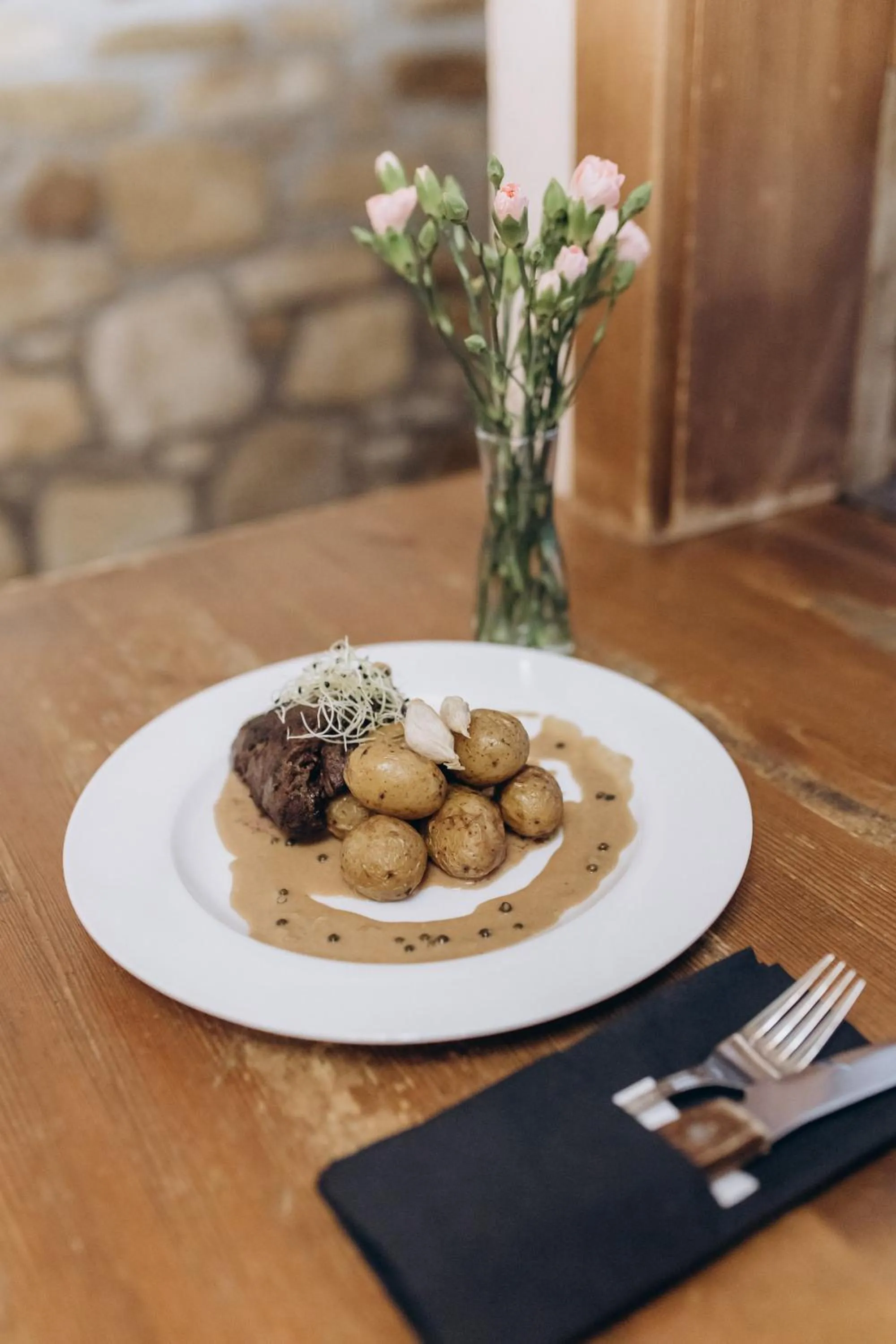 Restaurant/places to eat in Hotel Lony